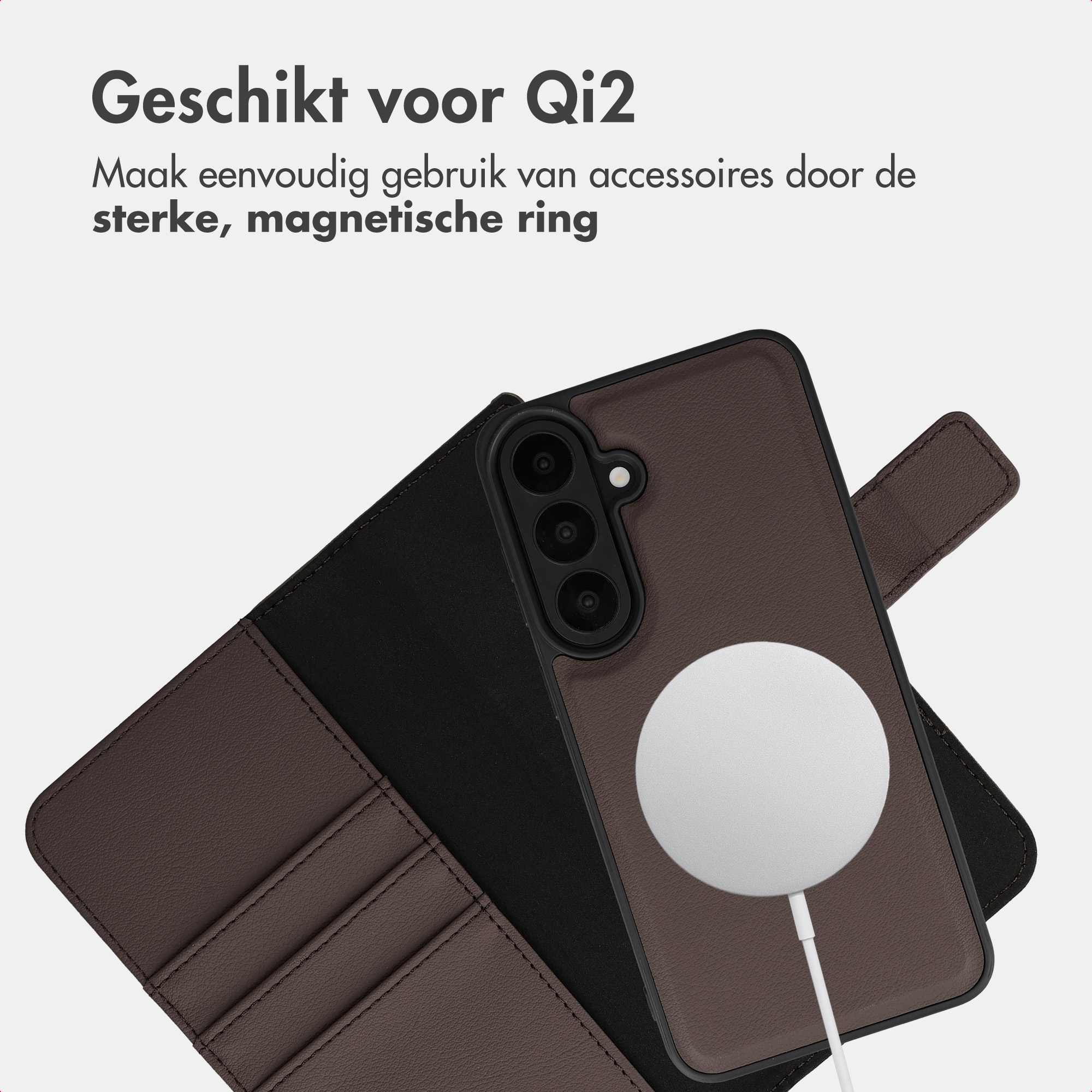Braune Leder-Handyhülle mit Magnetlader auf weißem Hintergrund mit niederländischem Text.