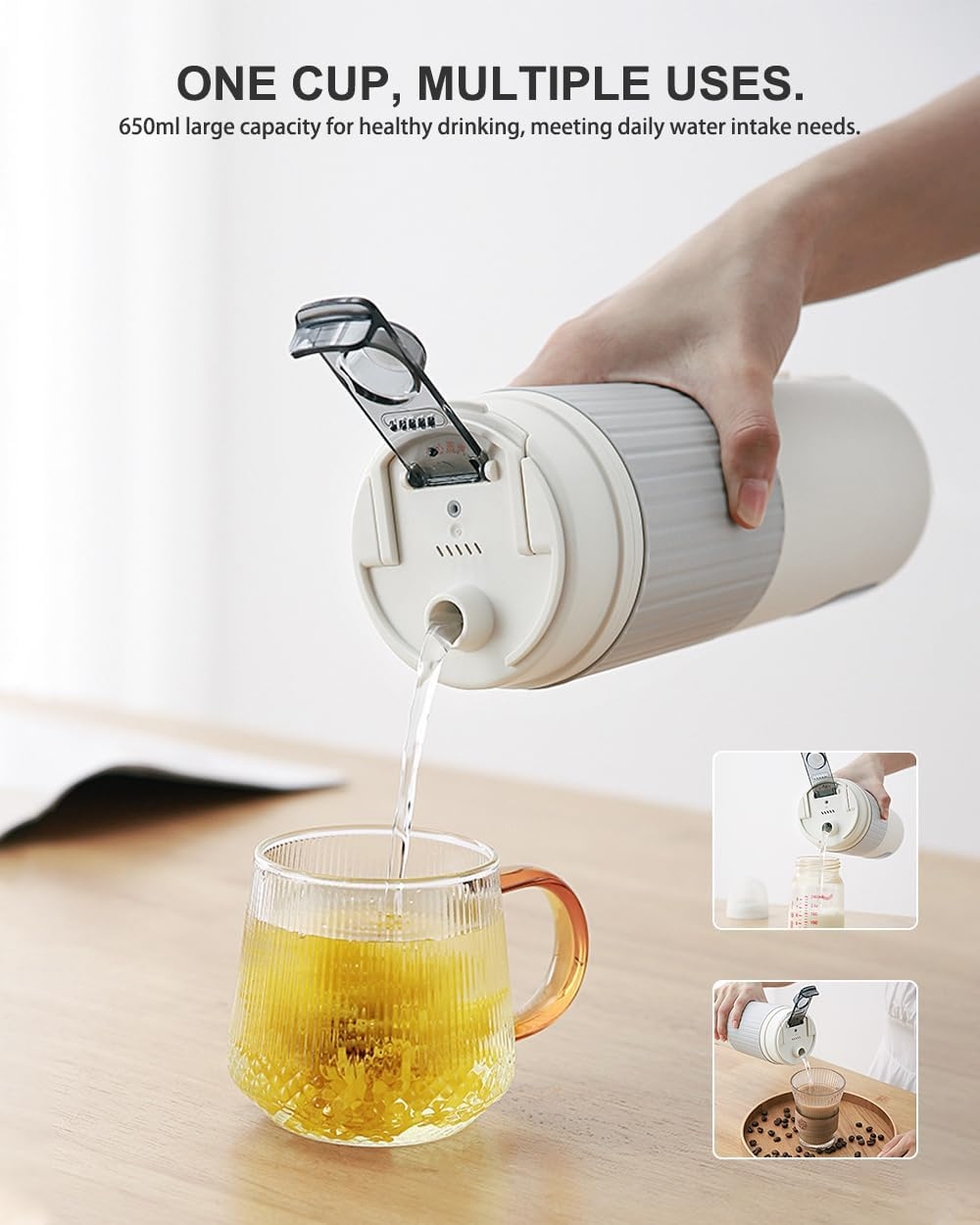 Eine Hand gießt Wasser aus einem Becher in ein geripptes Glas auf einem Holztisch.