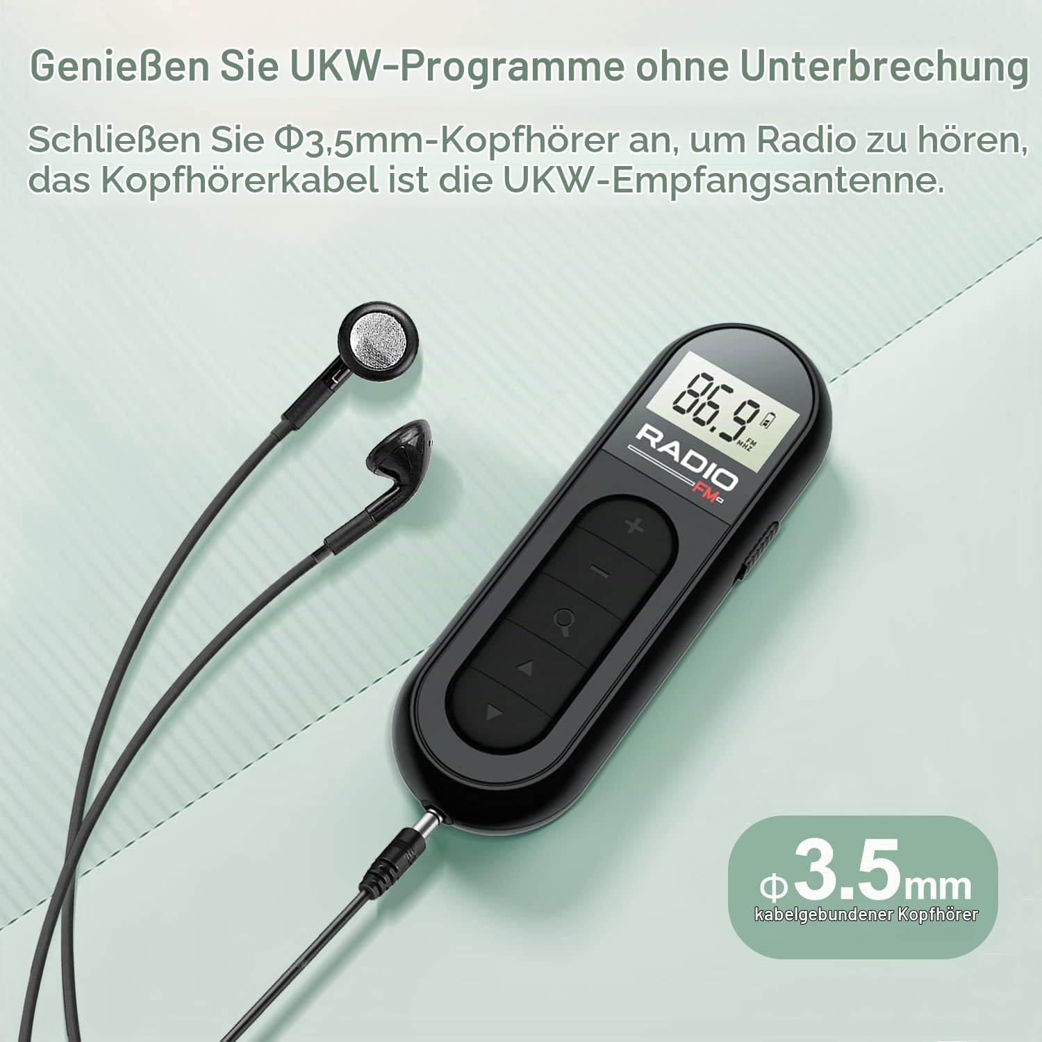Schwarzes Taschenradio mit digitalem Display und angeschlossenen Kopfhörern auf hellem Hintergrund.