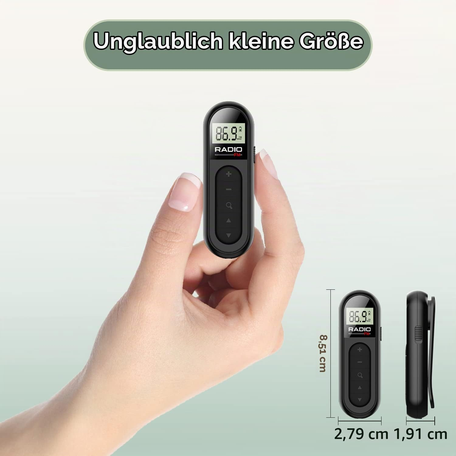 Eine Hand hält ein kleines schwarzes UKW-Radio mit den Maßen: 8,51 cm Höhe, 2,79 cm Breite und 1,91 cm Tiefe.