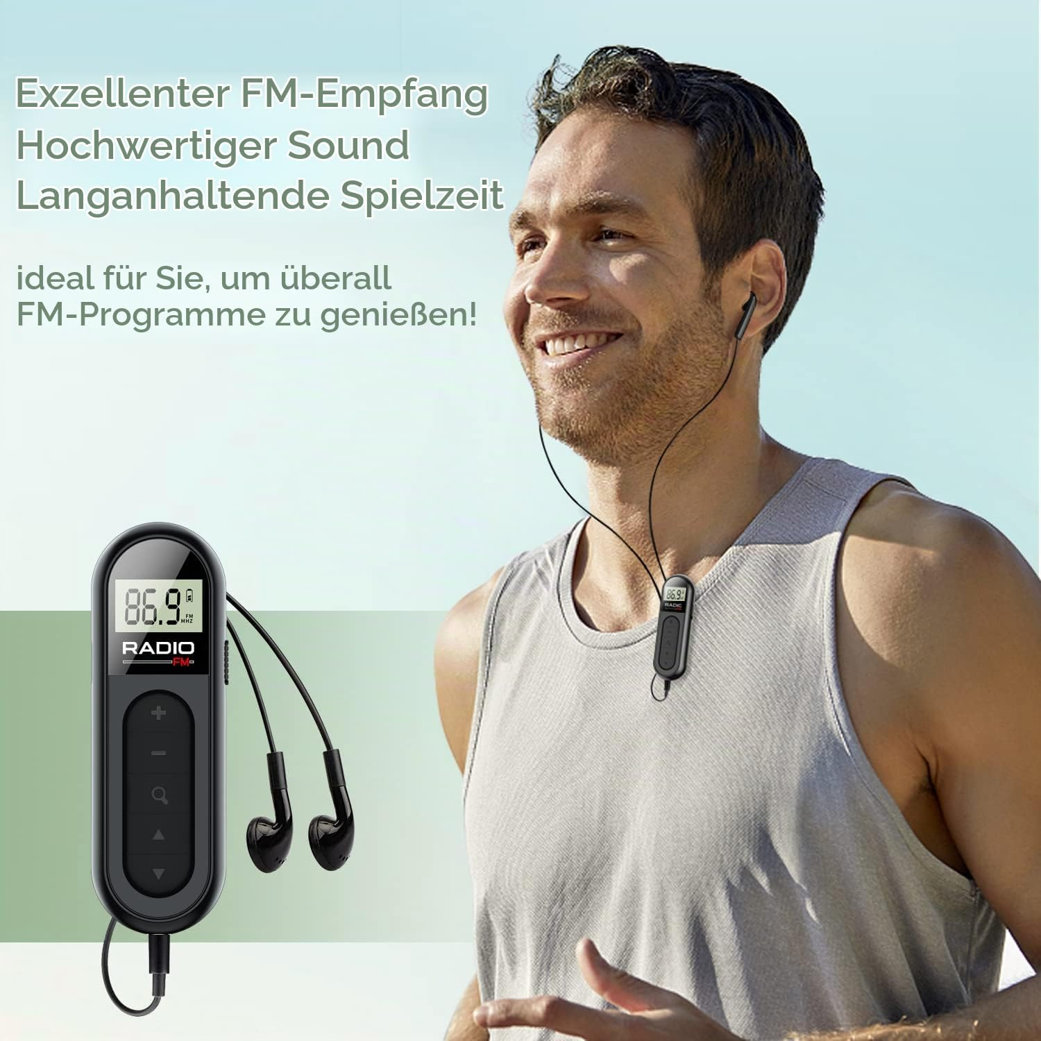 Mann in Sportkleidung lächelt, während er ein kleines FM-Radio mit Kopfhörern nutzt.