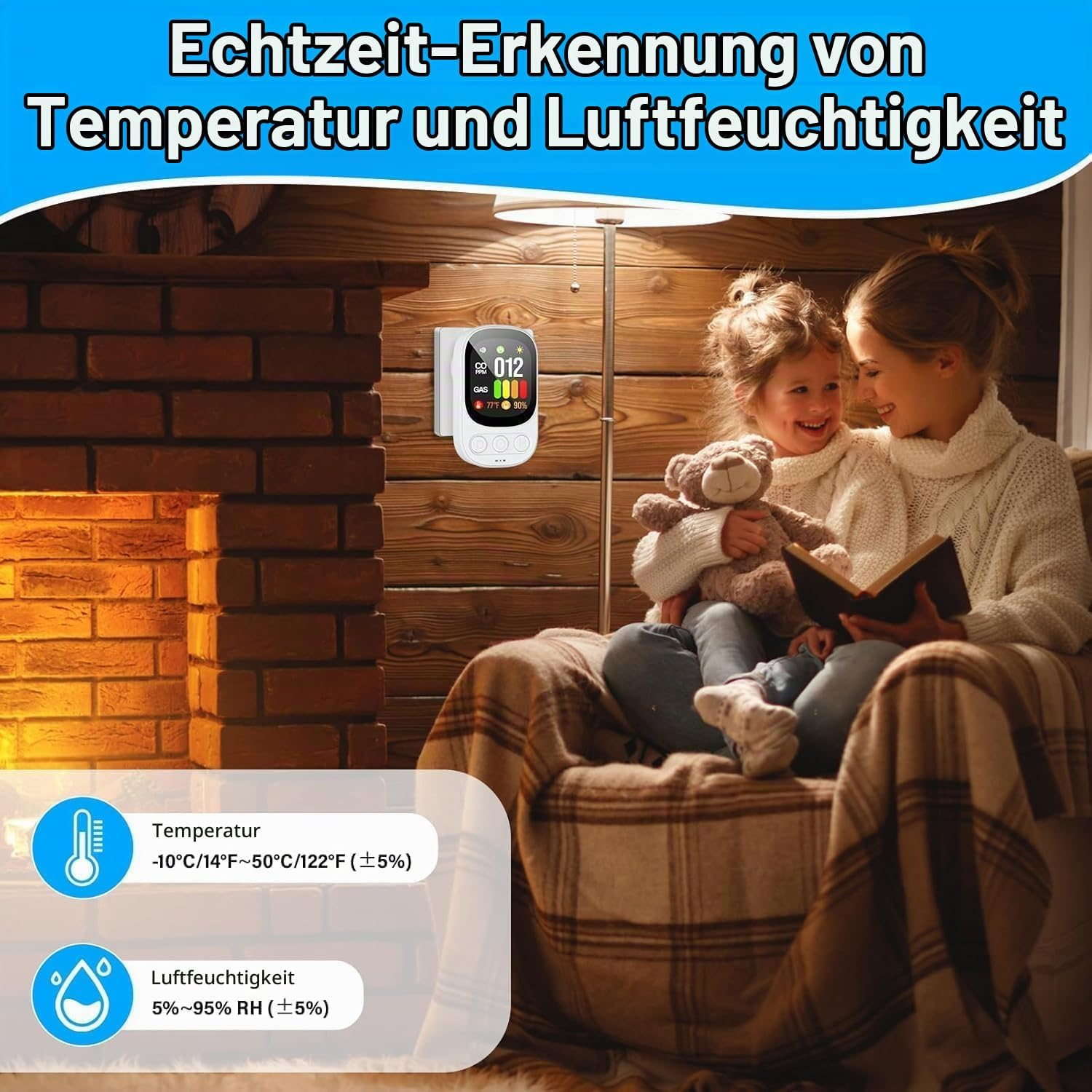 Mutter und Kind lesen im gemütlichen Wohnzimmer bei Kaminfeuer, mit digitalem Sensor an der Holzwand.