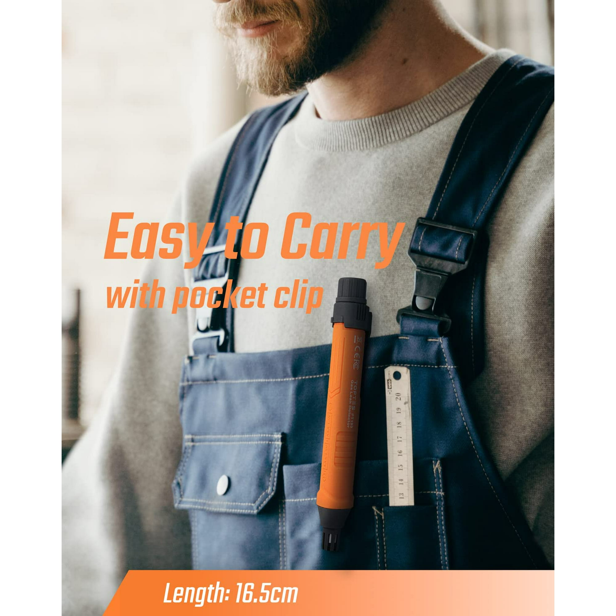 Ein Arbeiter in blauer Latzhose mit einem orangen Gasdetektor an der Vordertasche.