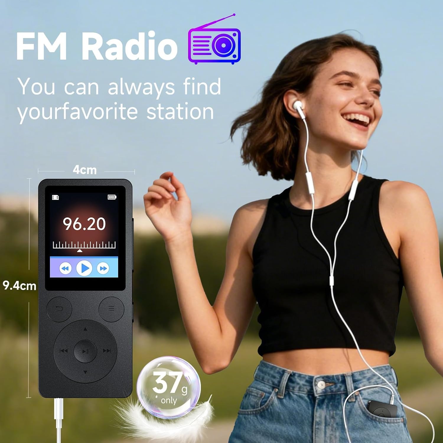 Glückliche Frau hört mit Kopfhörern Radio von einem kleinen, schwarzen MP3-Player.