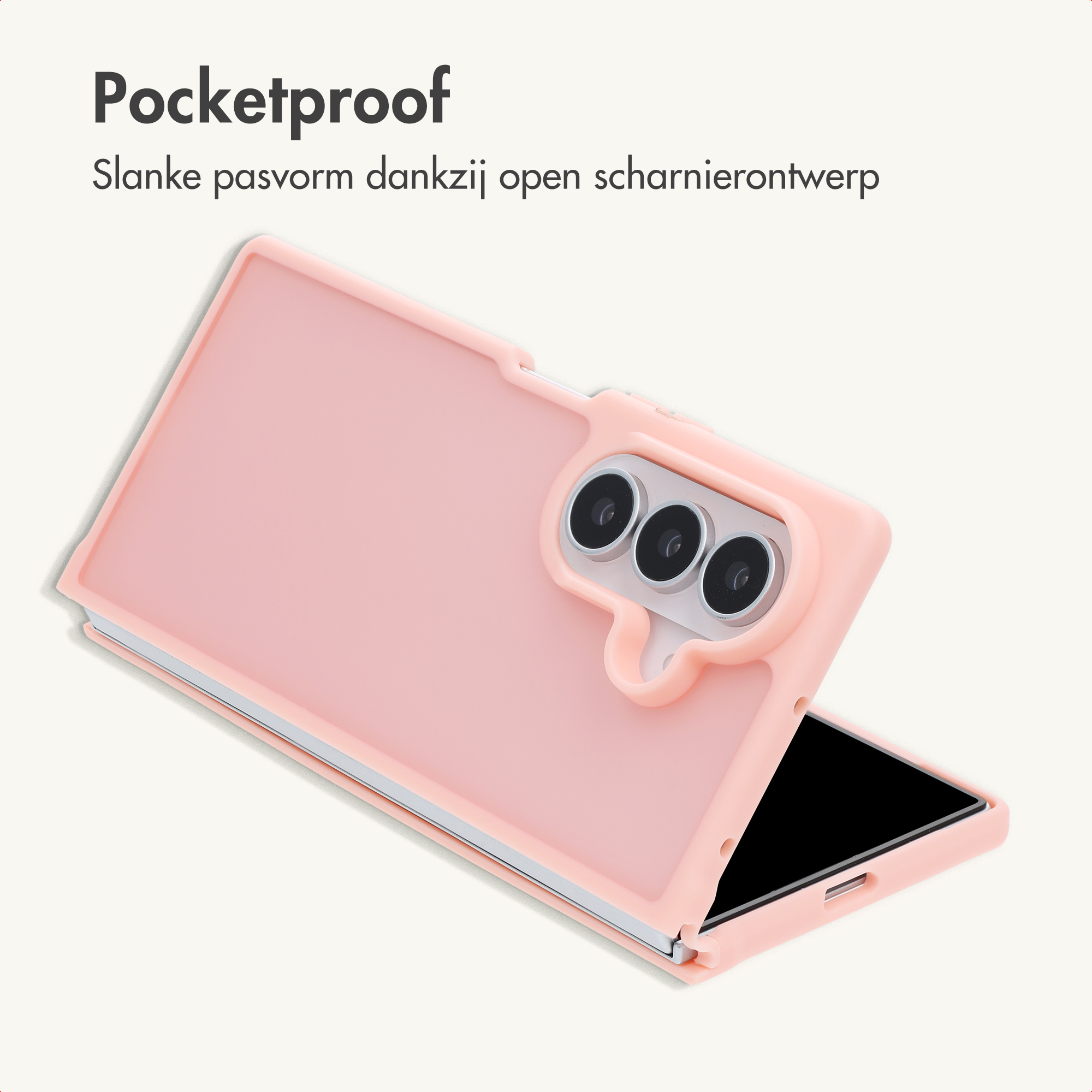 Eine teilweise gefaltete rosa Handyhülle mit drei Kameraobjektiven auf der Rückseite vor einfarbigem Hintergrund.