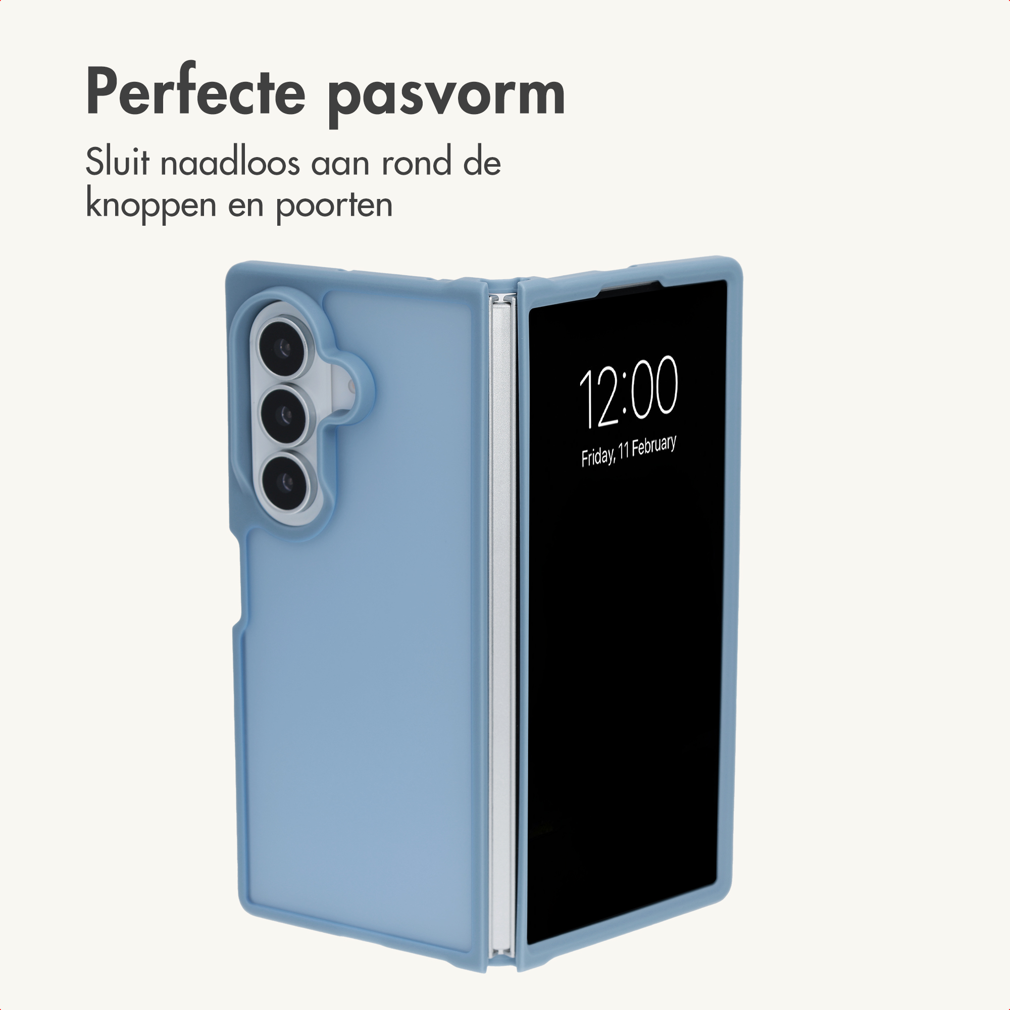 Ein faltbares Smartphone in einer blauen Hülle mit drei Kameras auf der Rückseite und Text auf weißem Hintergrund.