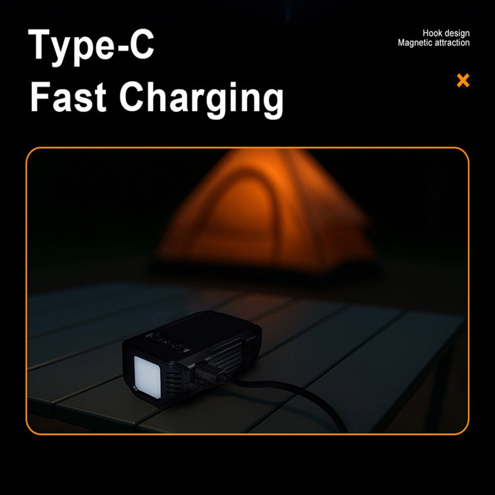 Eine schwarze Campinglampe mit Typ-C-Kabel auf einem Tisch, im Hintergrund ein leuchtendes Zelt.