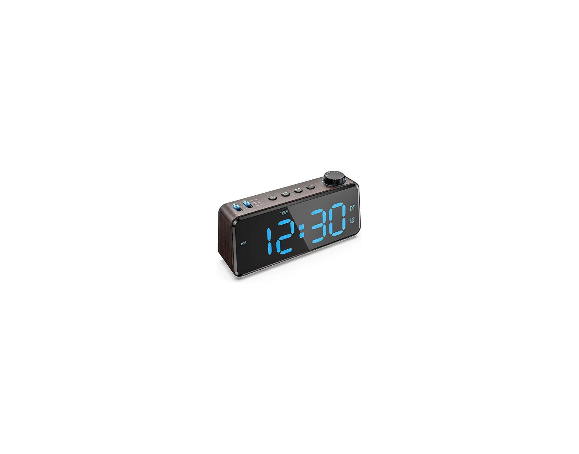 Ein digitaler Wecker mit Holzmaserung und blauen LED-Zahlen auf weißem Hintergrund.