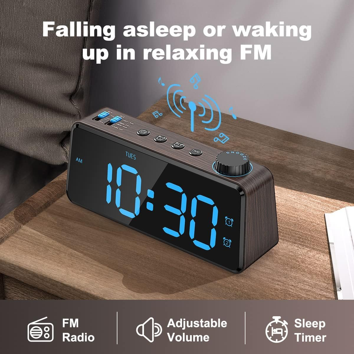 Digitaler Holzuhrwecker mit UKW-Radio auf dem Nachttisch.