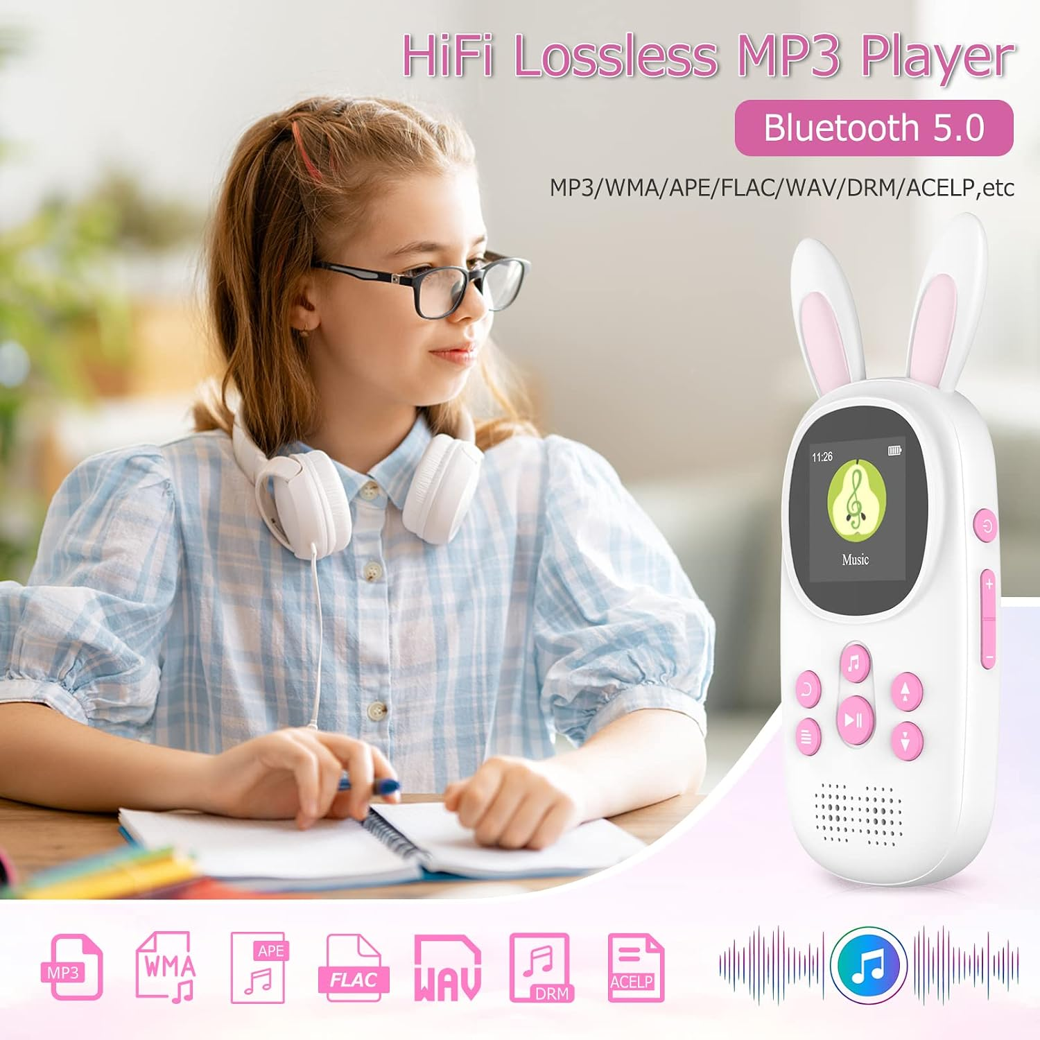 Ein Mädchen mit Brille und Kopfhörern schreibt; daneben ist ein weißer MP3-Player mit Hasenohren abgebildet.