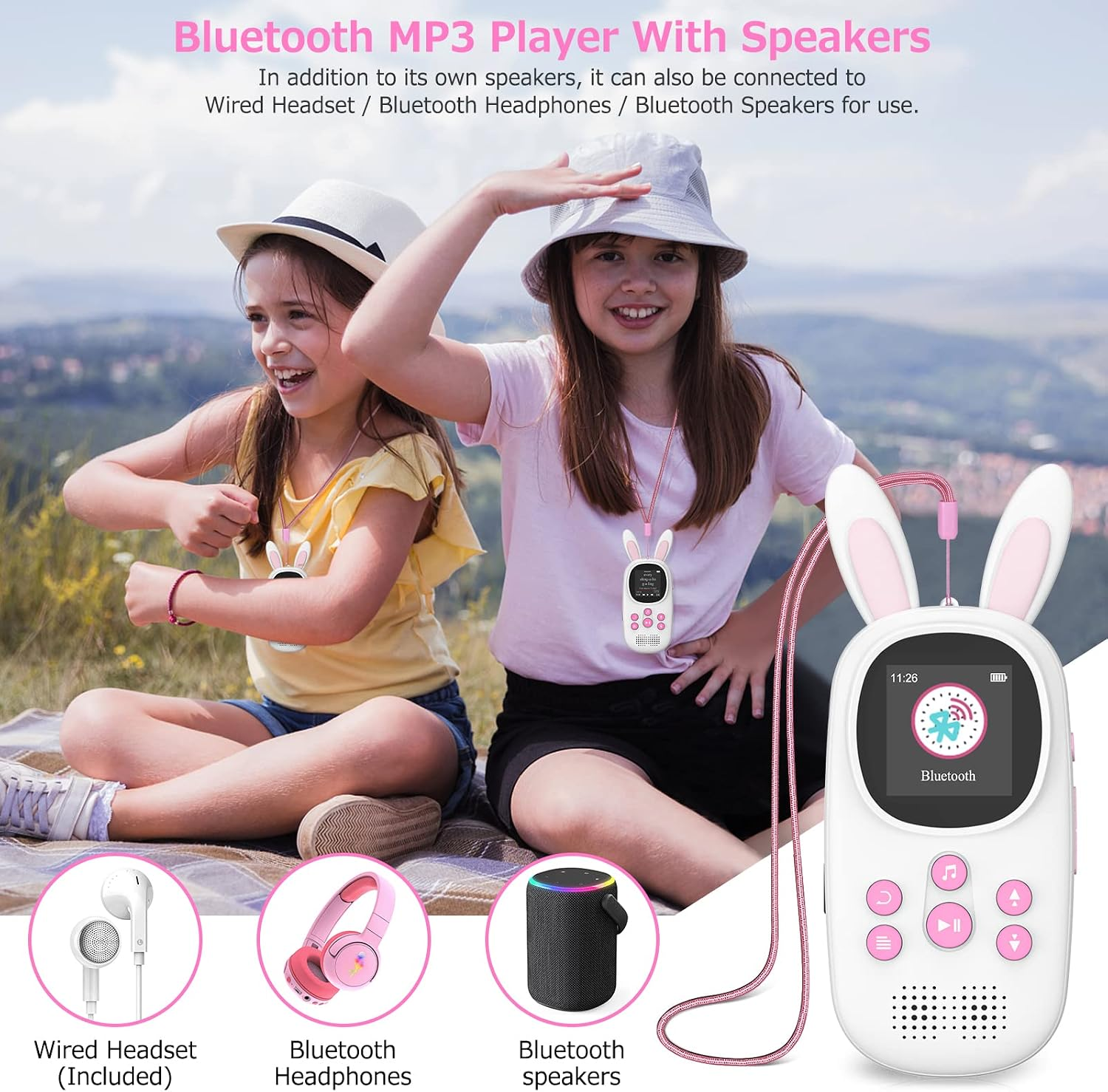 Zwei lächelnde Mädchen im Freien mit einem MP3-Player in Hasenform und verschiedenen Verbindungsoptionen.