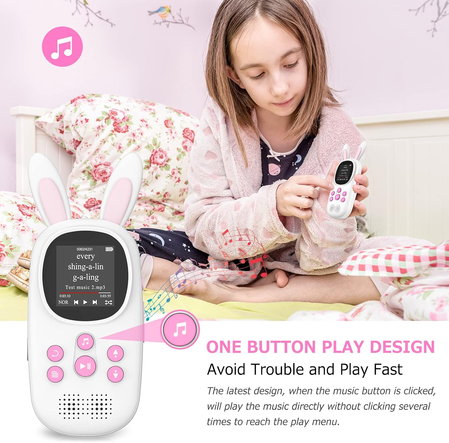 Ein junges Mädchen in einem rosa Bademantel sitzt auf einem Bett und hält einen weißen Musikplayer mit Hasenohren.