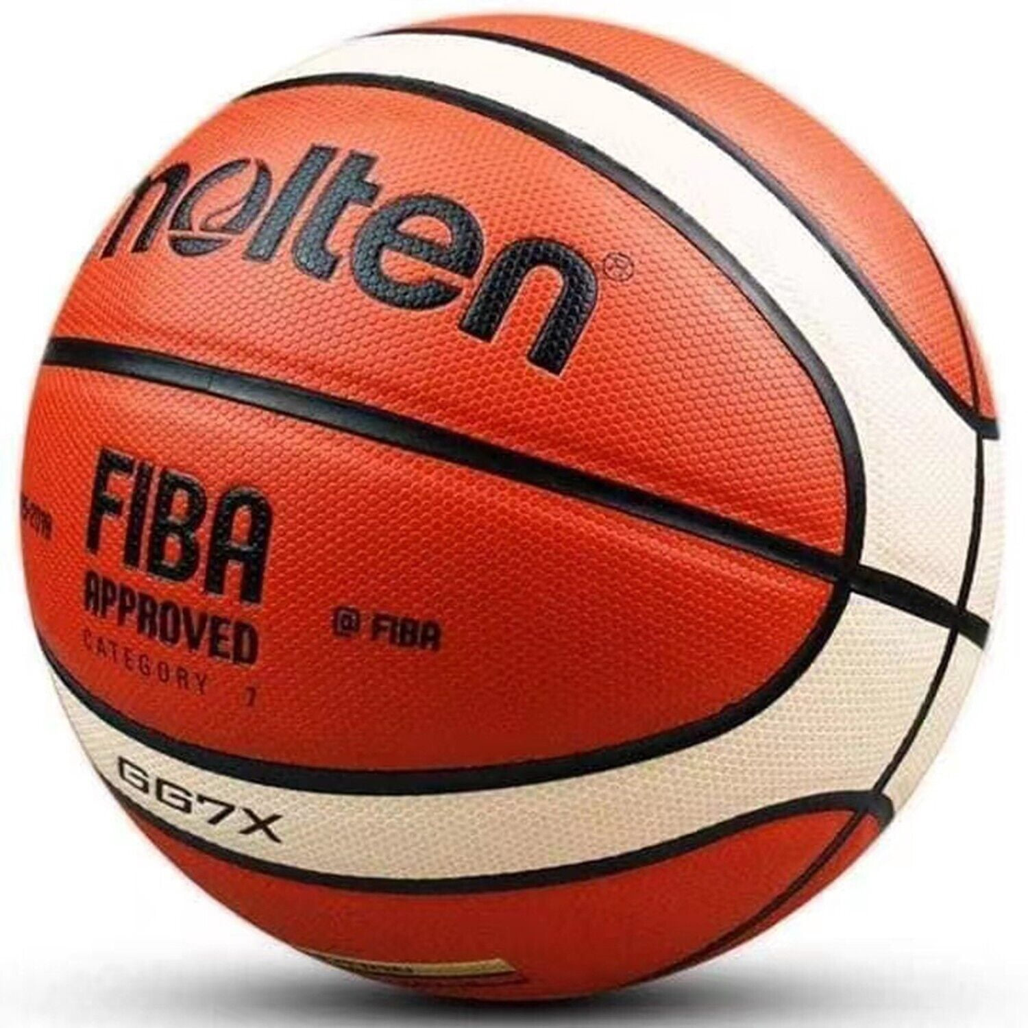 Ein Molten-Basketball mit orangen und weißen Feldern, schwarzen Linien und FIBA-Approved-Text vor weißem Hintergrund.