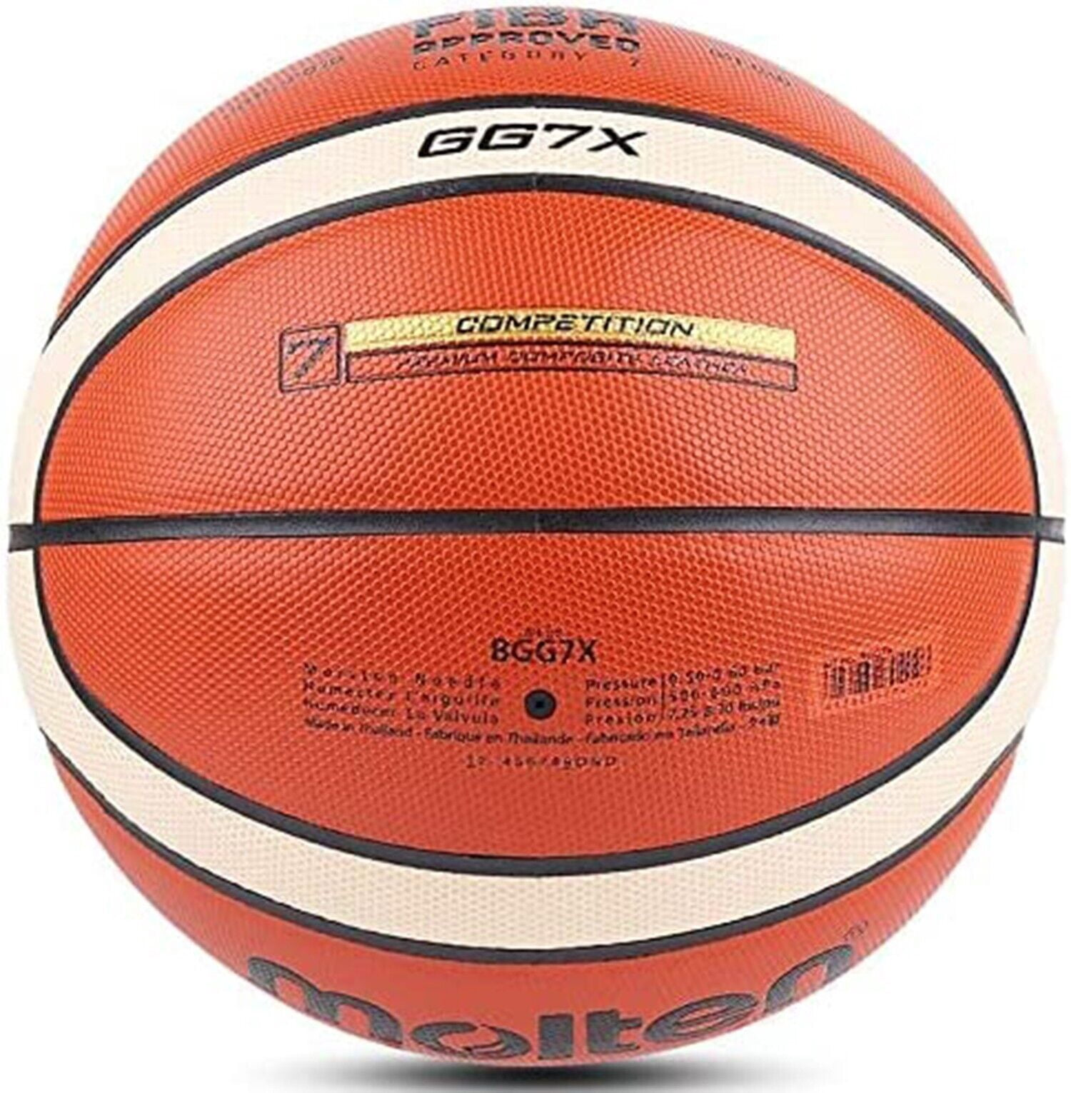 Ein orange-brauner Molten Basketball mit weißen Streifen und schwarzem Logo auf weißem Hintergrund.
