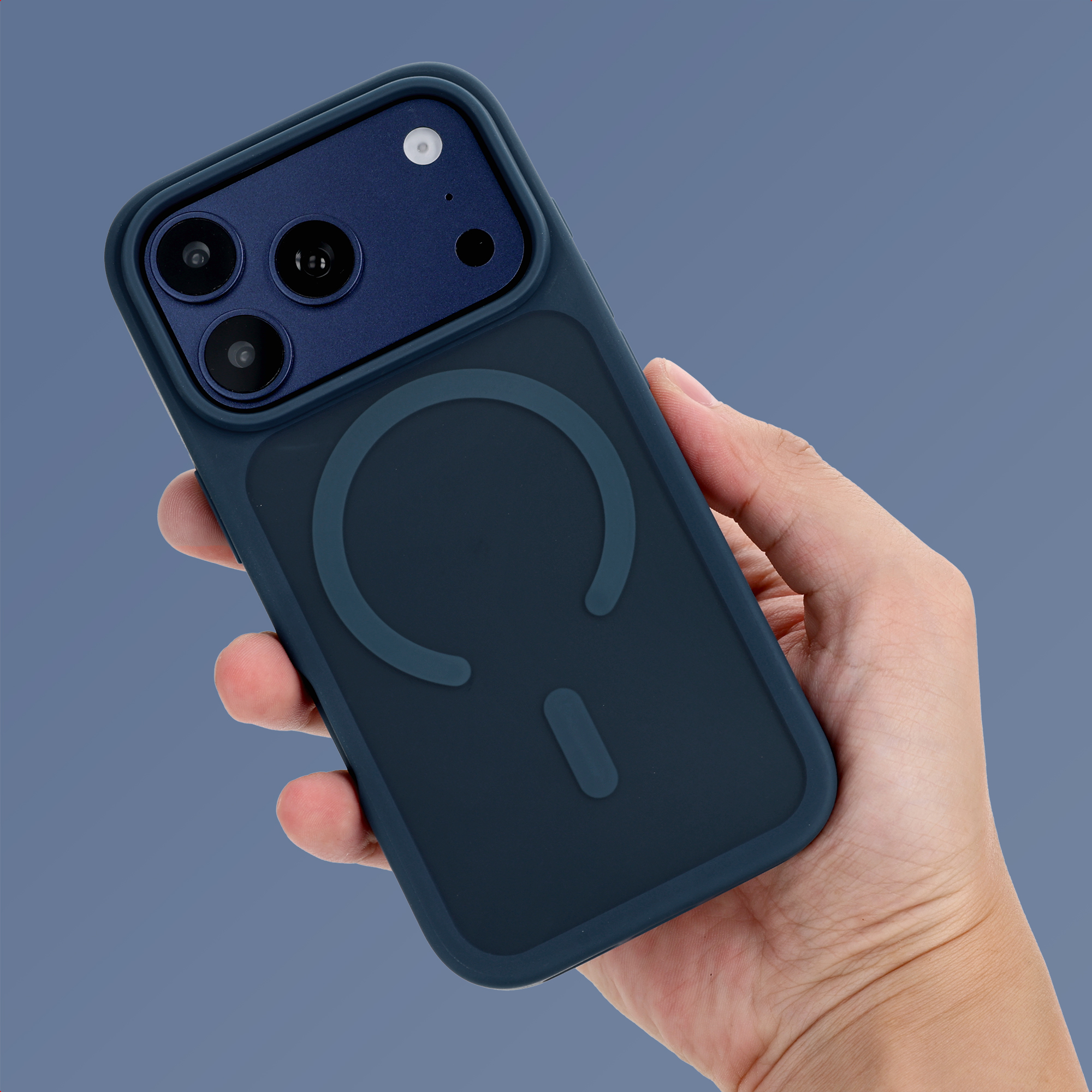 Eine Hand hält eine dunkle Smartphone-Hülle mit Magnetring auf der Rückseite und Kameras.