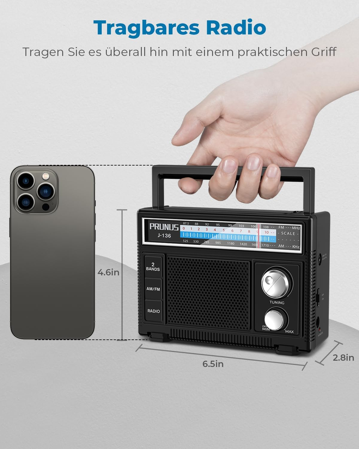 Eine Hand hält ein schwarzes Radio neben einem Smartphone und zeigt die Maße.