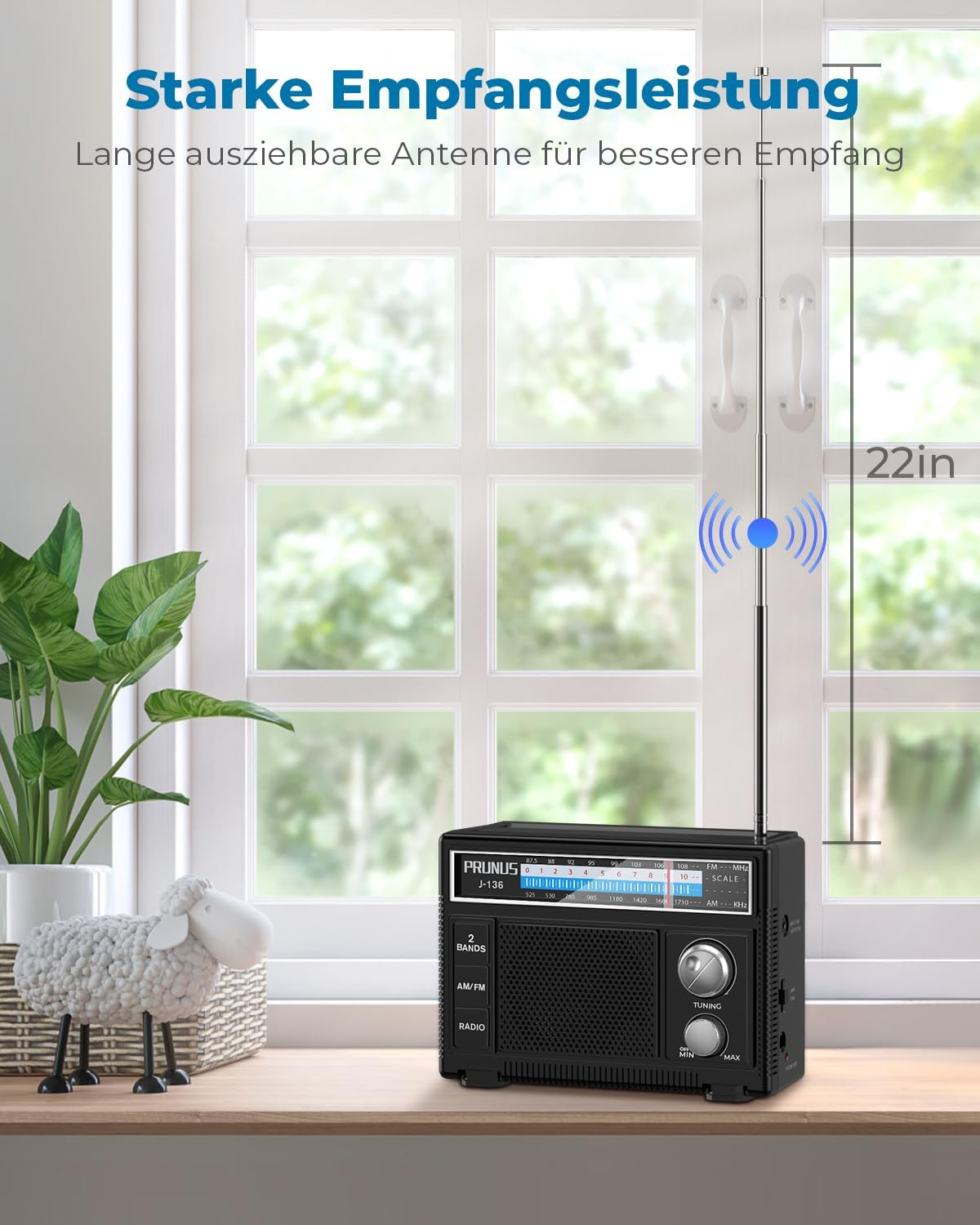 Ein schwarzes tragbares Radio mit ausziehbarer Antenne steht vor einem Fenster.