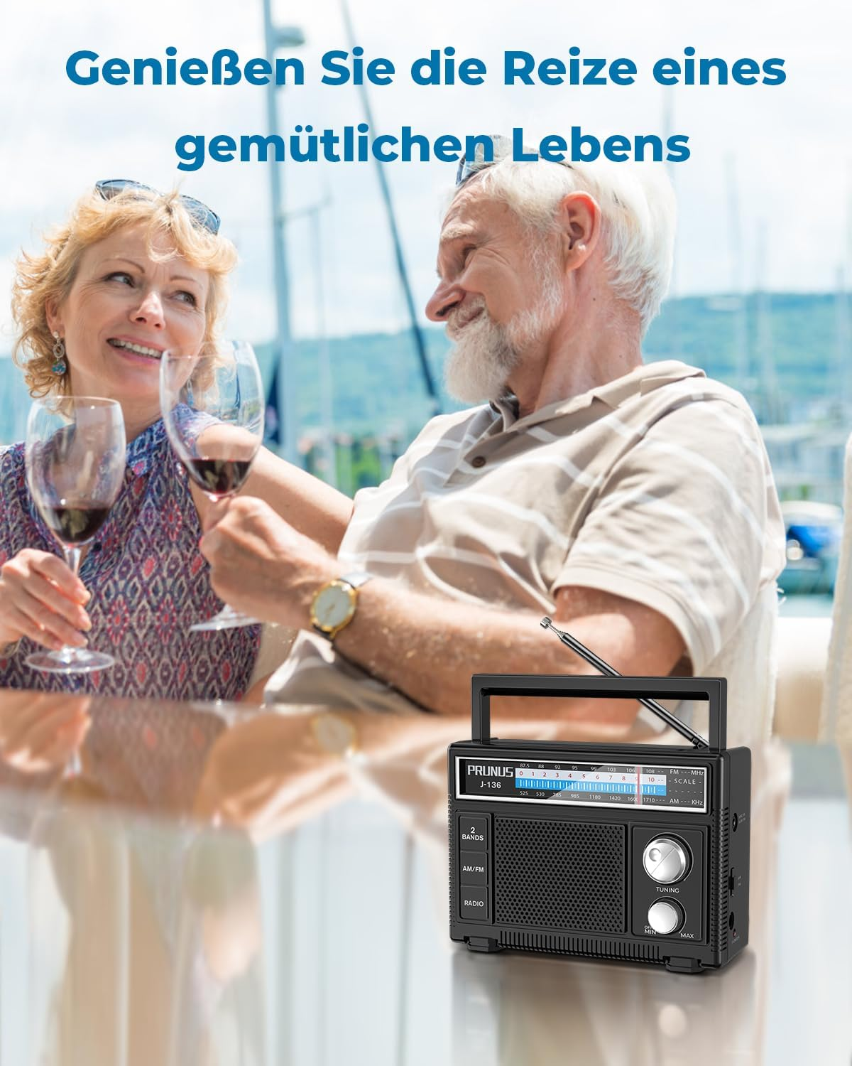 Älteres Paar trinkt Wein im Freien mit einem kleinen schwarzen Radio im Vordergrund.