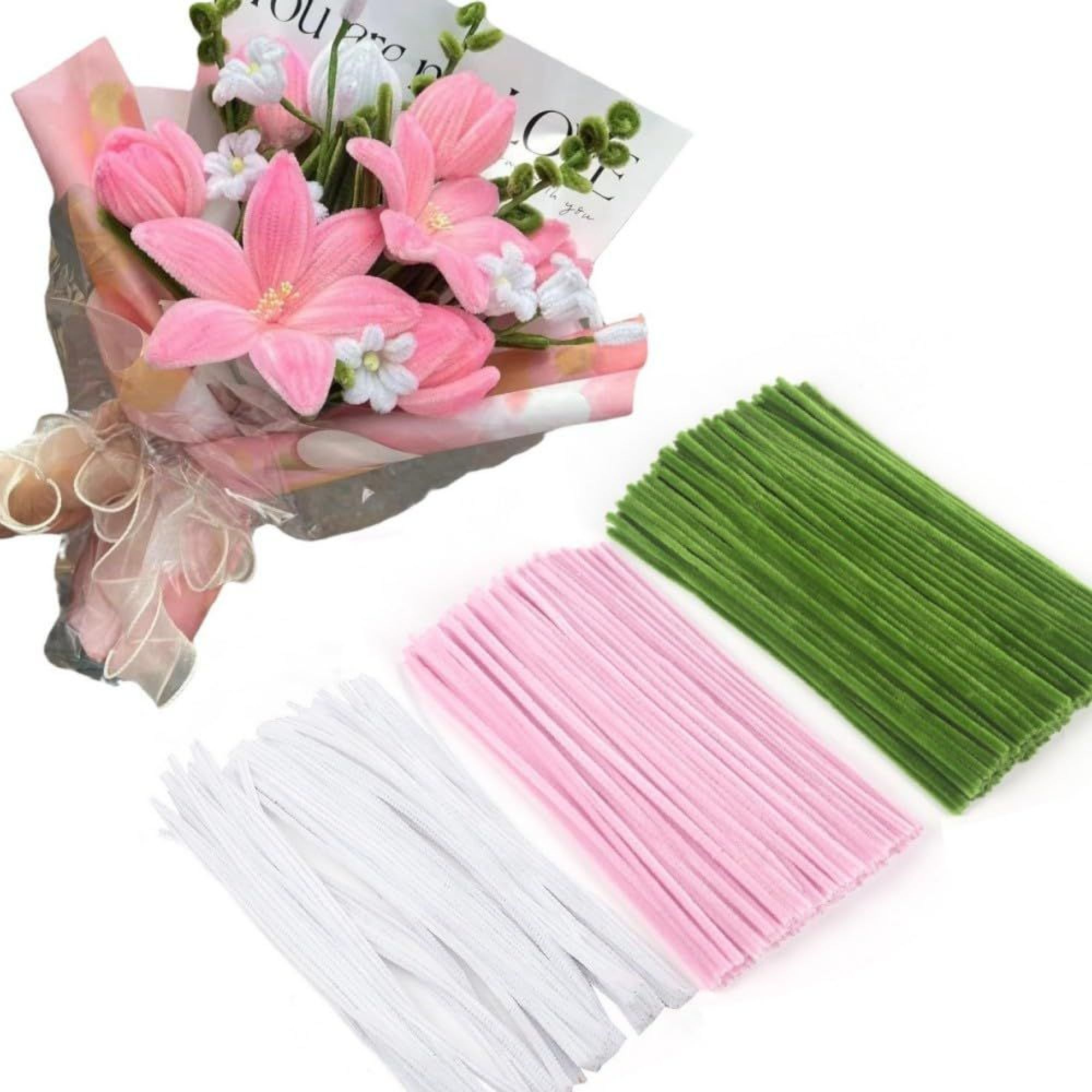 Ein Strauß handgefertigter rosa-weißer Pfeifenputzerblumen neben Bündeln aus weißen, rosa und grünen Pfeifenputzern.