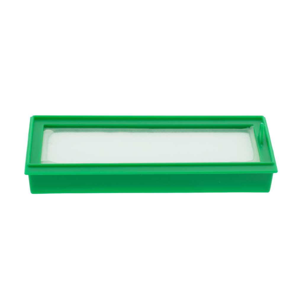 Un filtro per aspirapolvere verde rettangolare con un elemento filtrante bianco su fondo bianco.
