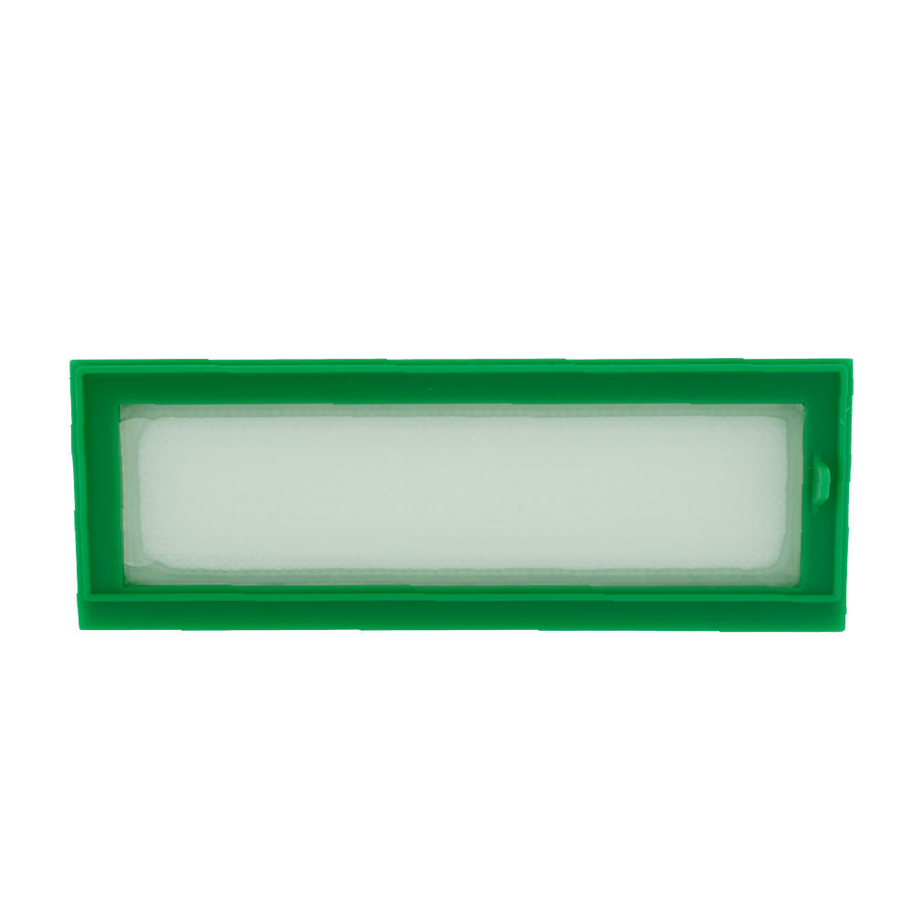 Un filtro verde rettangolare con un elemento in tessuto pile bianco all'interno su sfondo bianco.