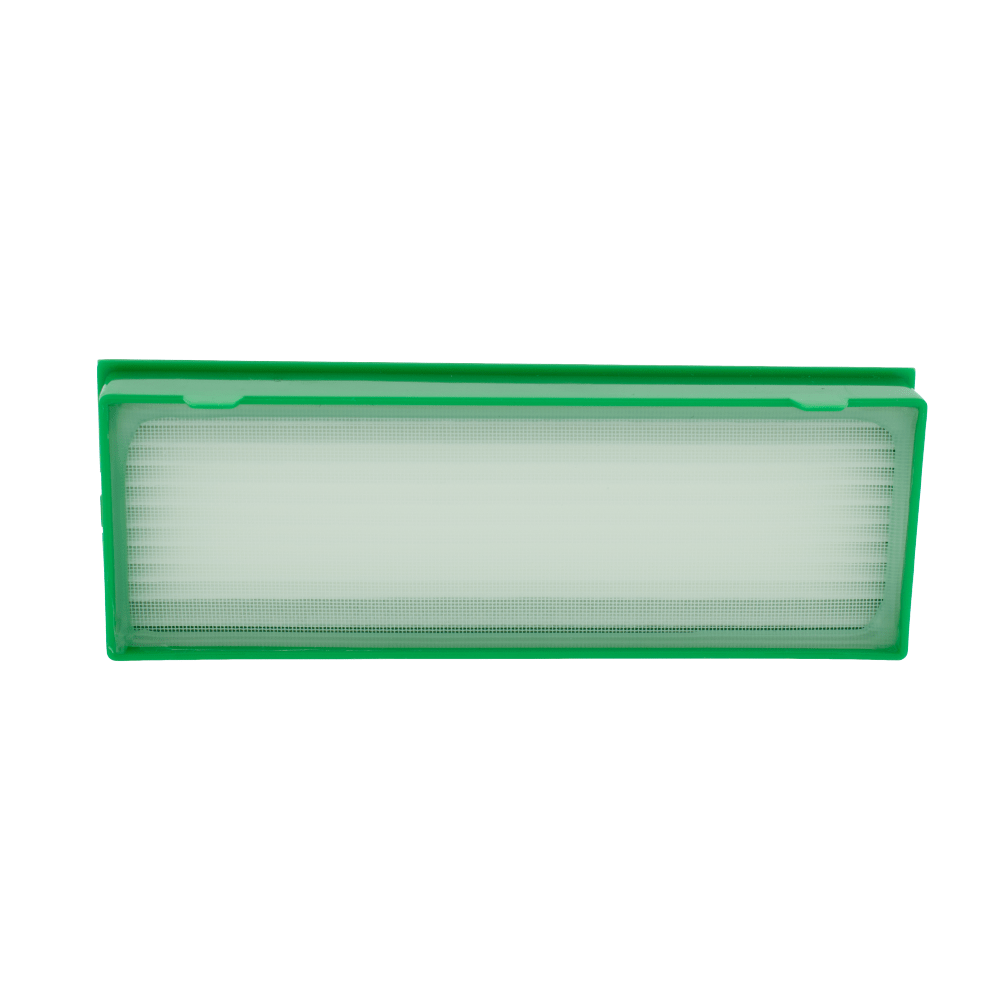 Un filtro dell'aria verde rettangolare con un inserto a rete bianca su sfondo bianco.
