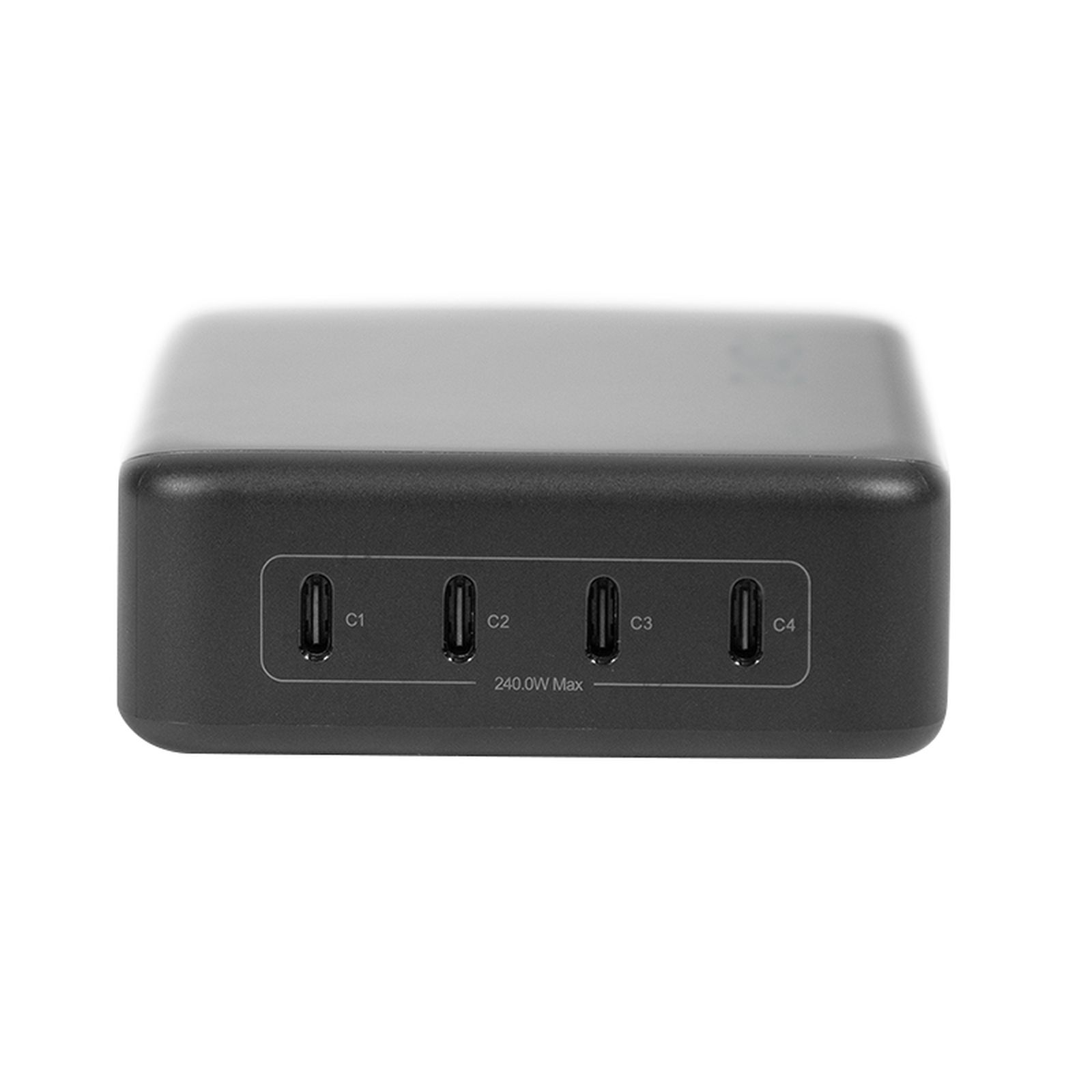 Ein schwarzes Ladegerät mit vier USB-C-Anschlüssen, beschriftet mit C1, C2, C3, C4 und 240,0W Max auf weißem Hintergrund.
