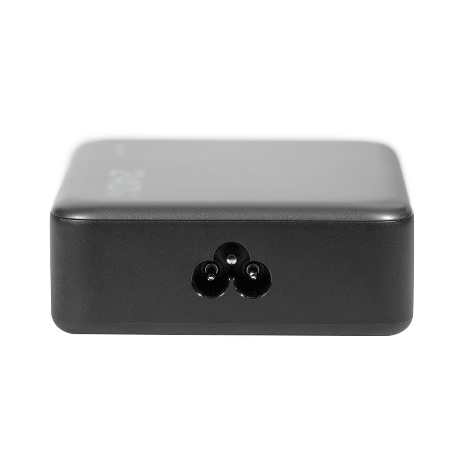 Ein schwarzer Netzteiladapter mit drei Steckerkontakten auf weißem Hintergrund.