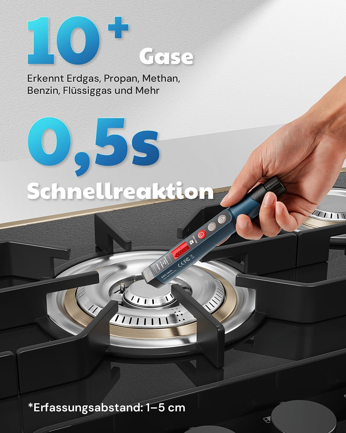 Hand hält einen Gasspürgerät über einen Herd.