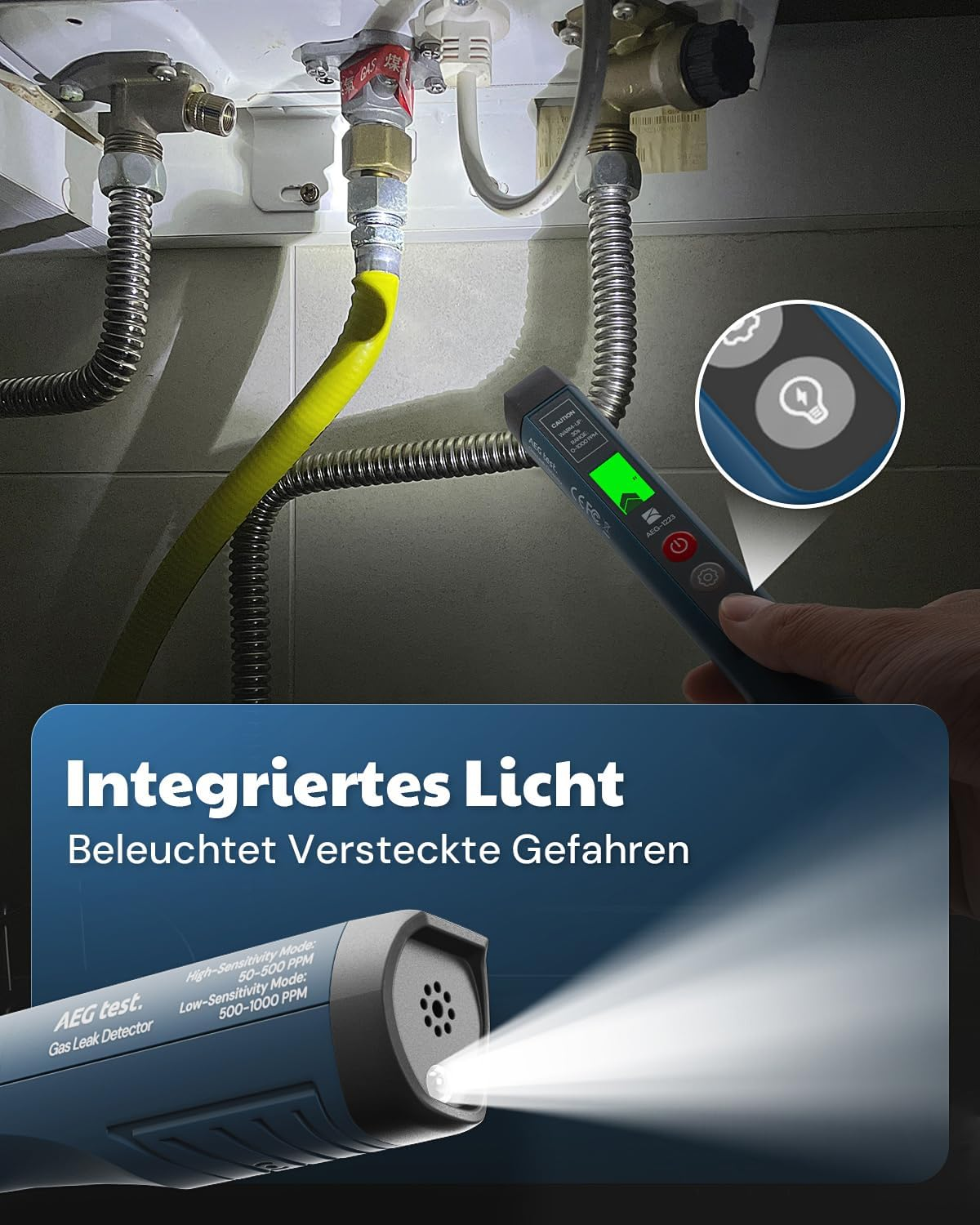 Hand hält Gasleckdetektor mit integriertem Licht vor Gastherme.