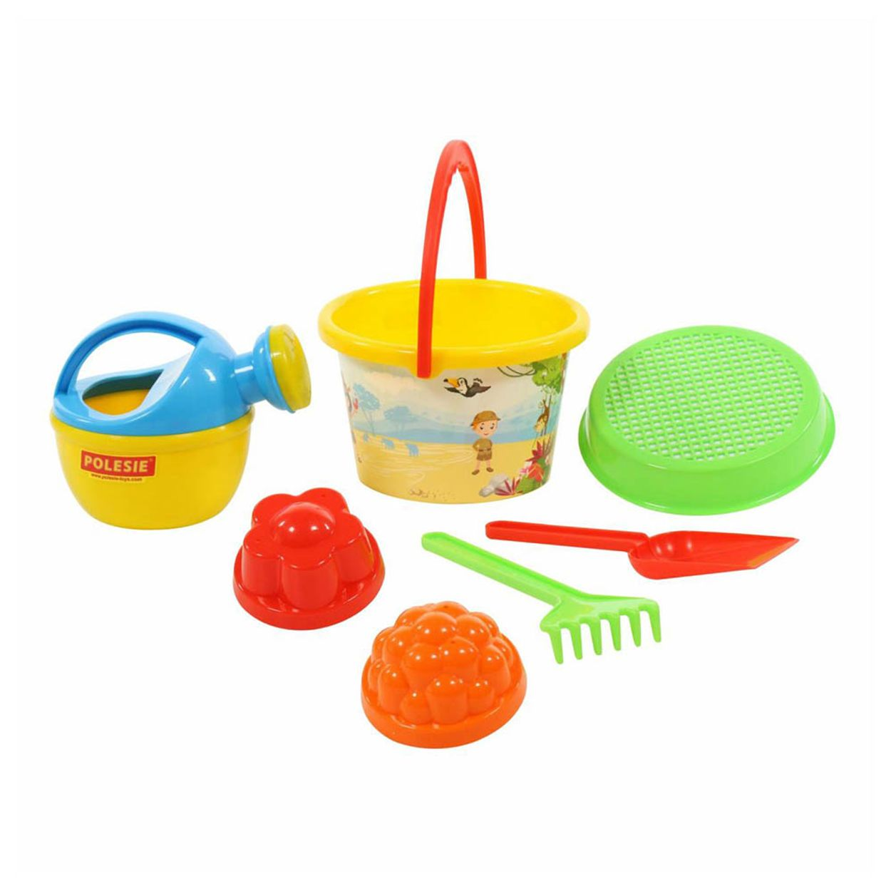 Bunte Plastik-Strandspielzeuge wie Eimer, Gießkanne, Sieb, Schaufel, Harke und Förmchen auf weißem Hintergrund.