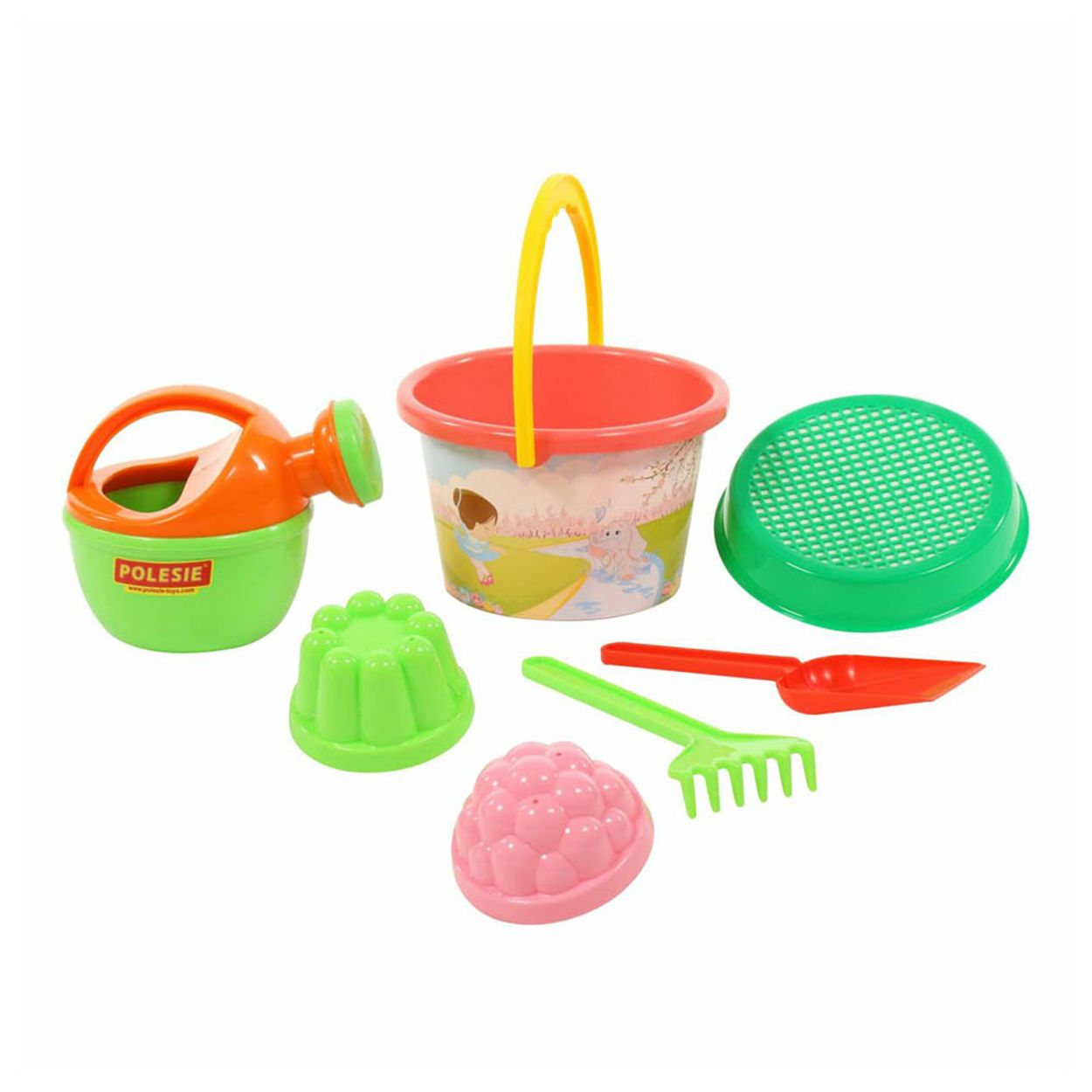 Buntes Plastik-Sandspielzeugset inklusive Eimer, Gießkanne, Sieb, Schaufel, Rechen und Förmchen auf weißem Grund.