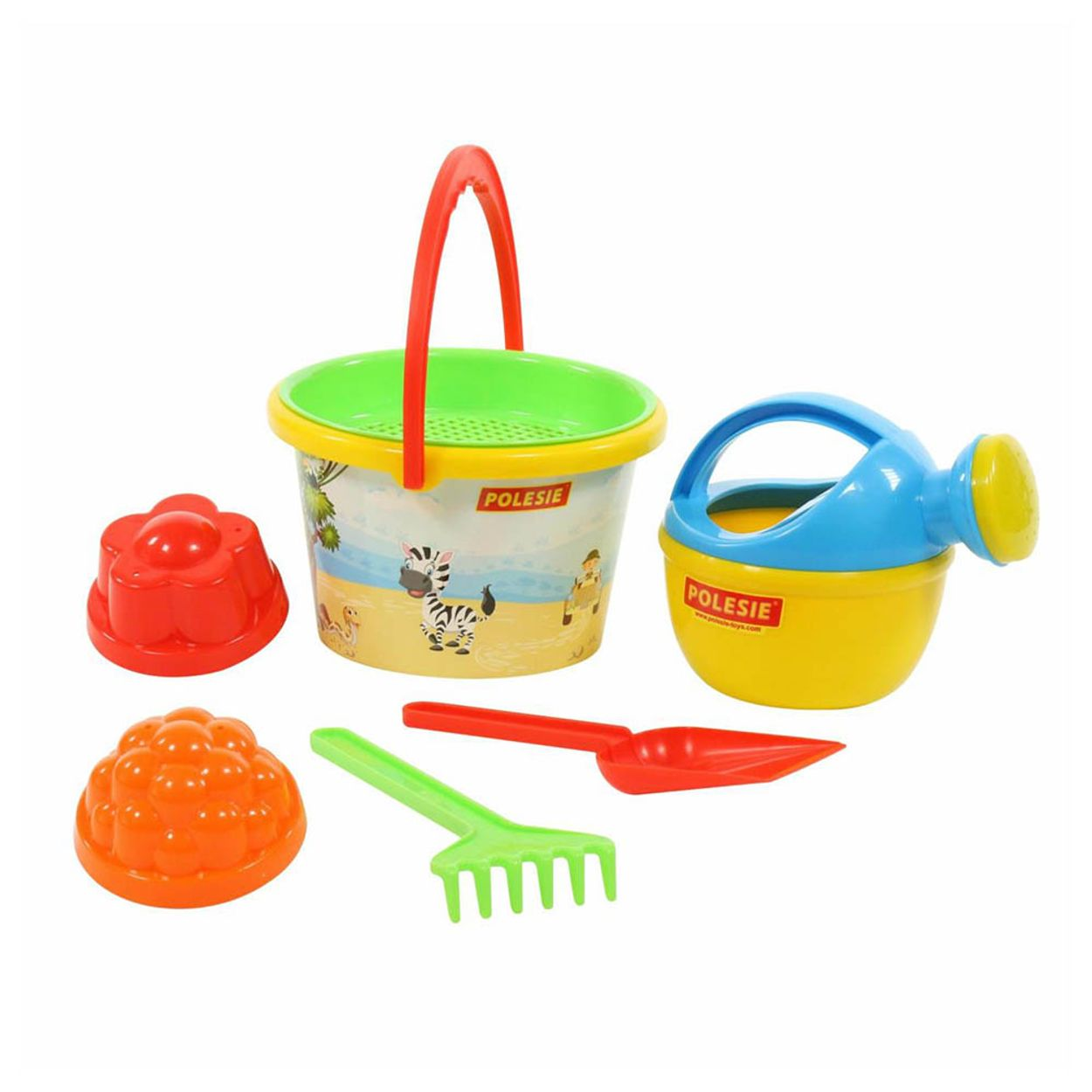 Buntes Strandspielzeug-Set mit Eimer, Gießkanne, Schaufel, Rechen und Sandförmchen auf weißem Hintergrund.