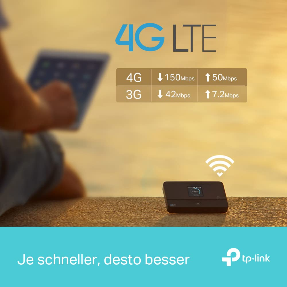 Un router portatile 4G TP-Link su un muretto, con qualcuno che usa un tablet sullo sfondo.