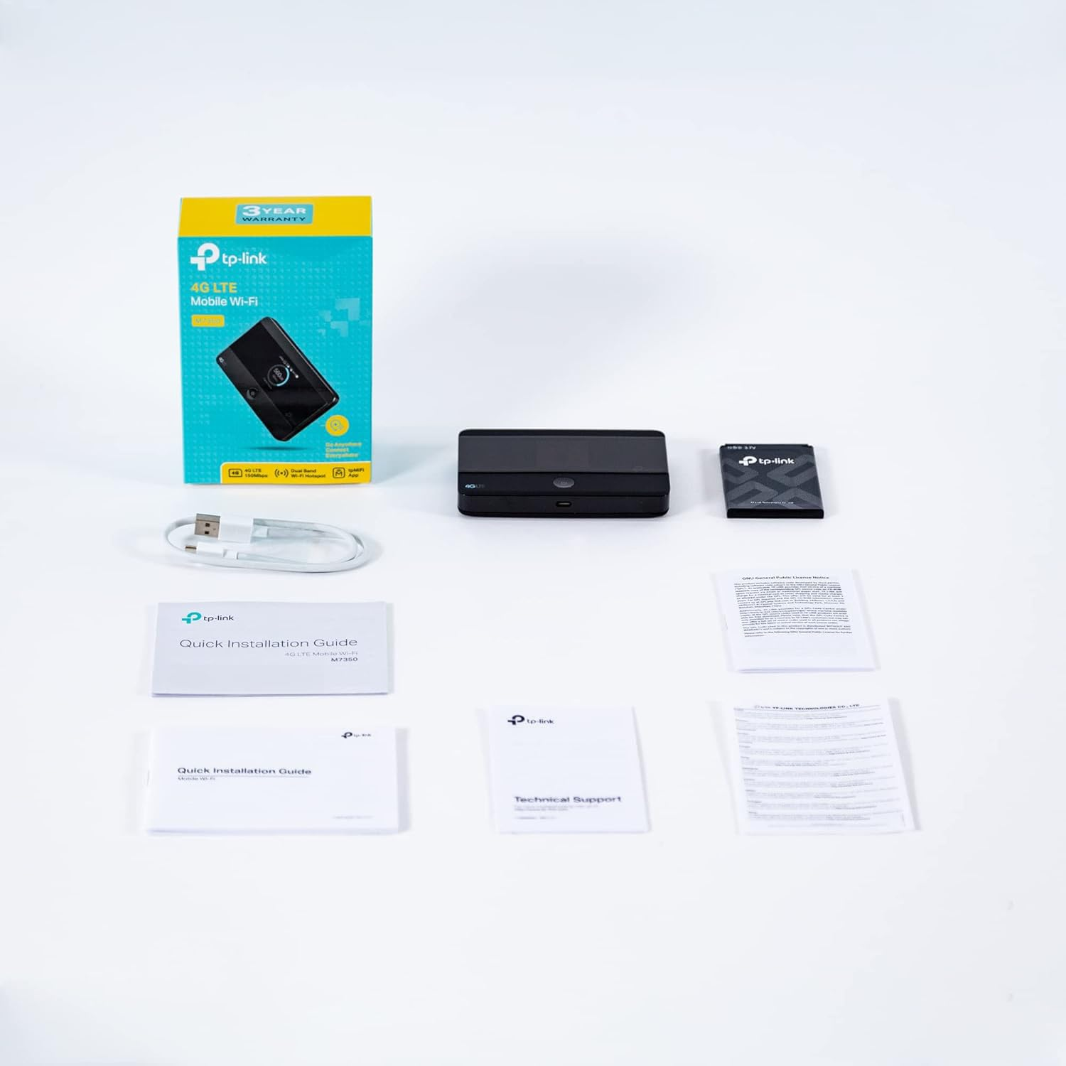 Router Wi-Fi mobile Tp-Link 4G LTE con scatola, batteria, cavo USB e manuali su sfondo bianco.