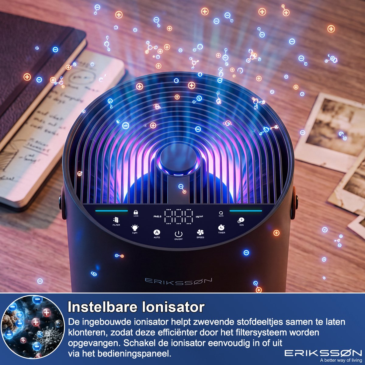 Ein Luftreiniger auf einem Holztisch strahlt blau-violettes Licht mit positiven und negativen Ionen-Symbolen aus.