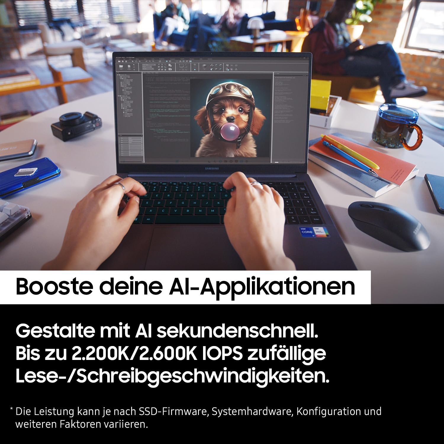 Mani che scrivono su laptop che mostra un cane con cappello da aviatore, circondato da oggetti da ufficio.