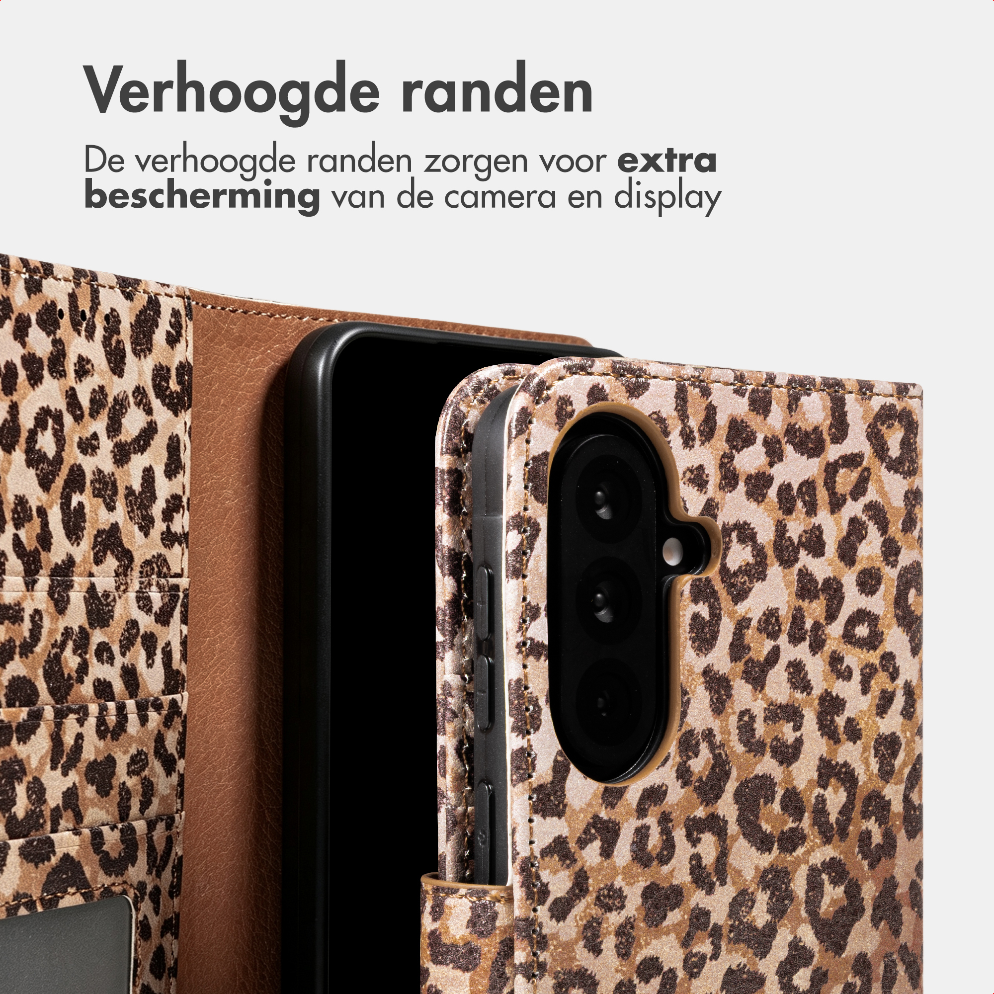 Leopardmusterschutzhülle für ein Smartphone mit Ausschnitt für die Kamera und Text oben.
