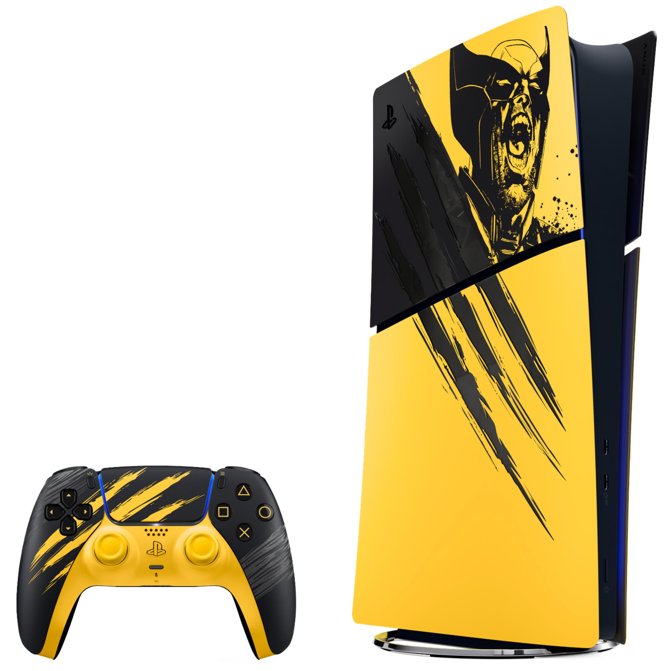 Una consola PS5 y un mando con diseño de Wolverine en amarillo y negro sobre fondo blanco.