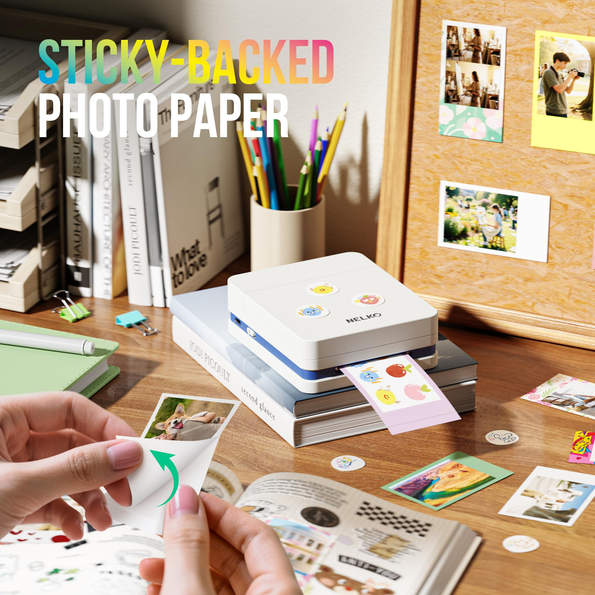 Una mini stampante portatile stampa carta fotografica su una scrivania di legno.