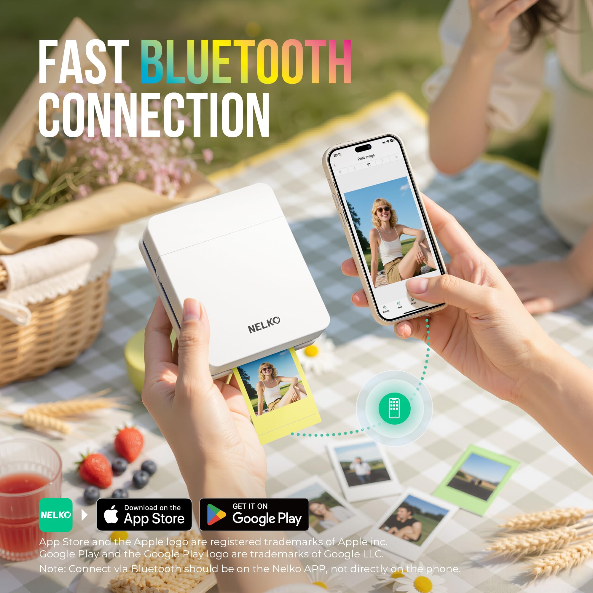 Una persona collega uno smartphone a una piccola stampante bianca tramite Bluetooth e stampa foto.