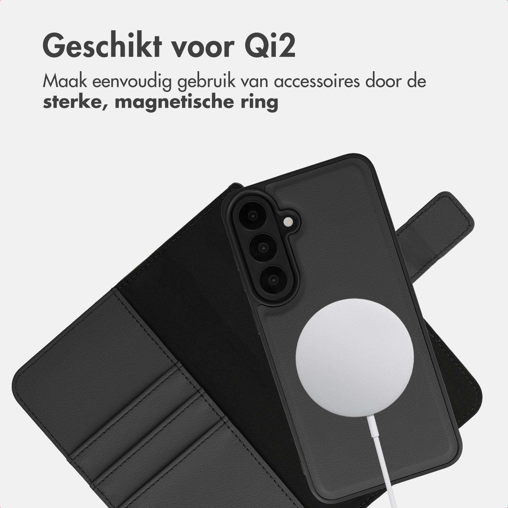 Schwarze Leder-Handyhülle mit Qi2-Magnetring und Ständer auf hellem Hintergrund.