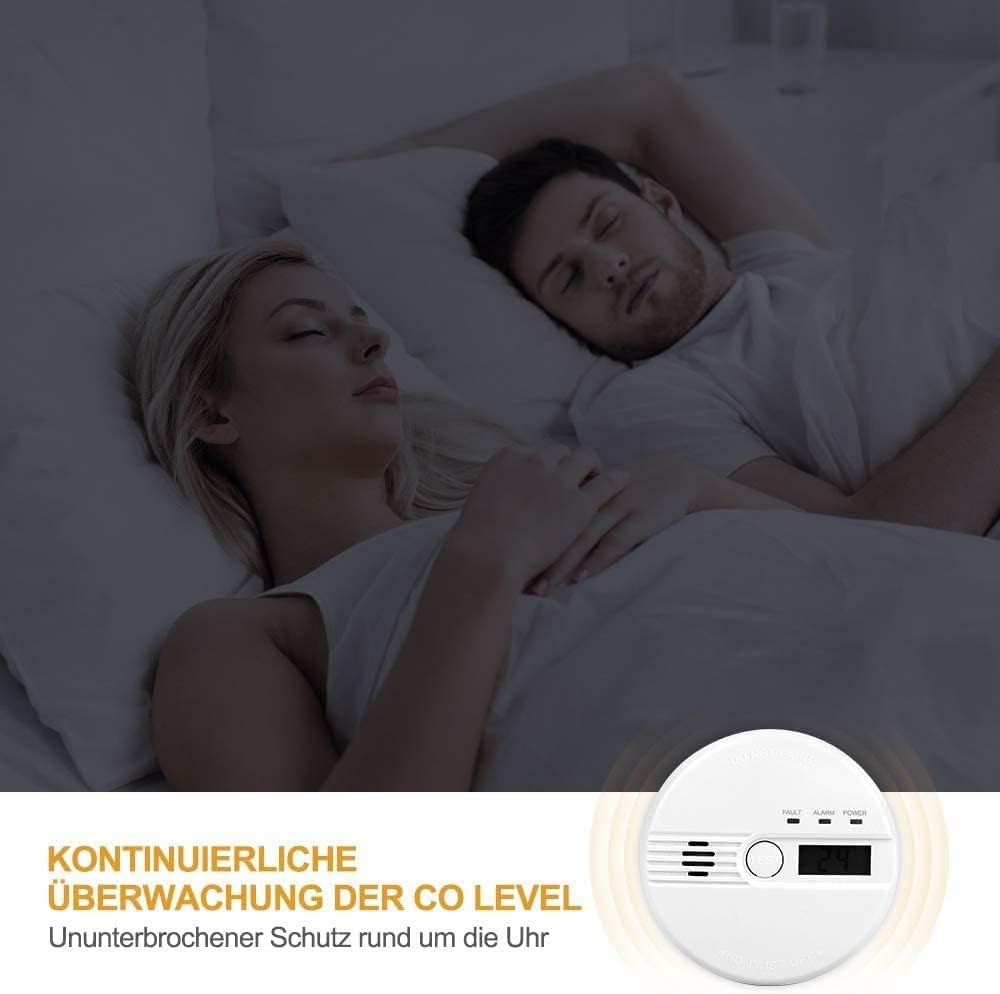 Ein Paar schläft friedlich im Bett, unten ist ein CO-Melder zu sehen.