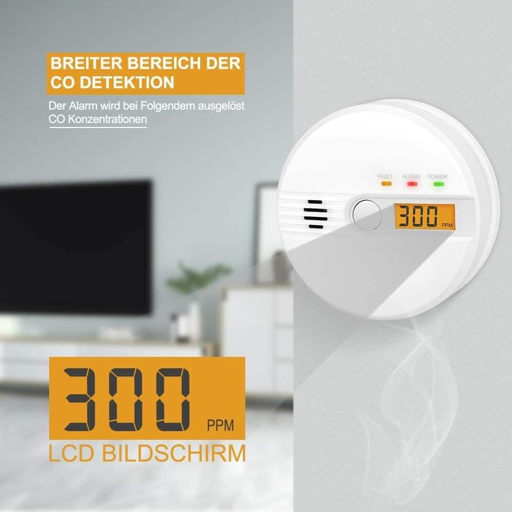 Ein weißer Kohlenmonoxidmelder an einer Wand mit 300 PPM auf dem LCD-Bildschirm und Textüberlagerungen.