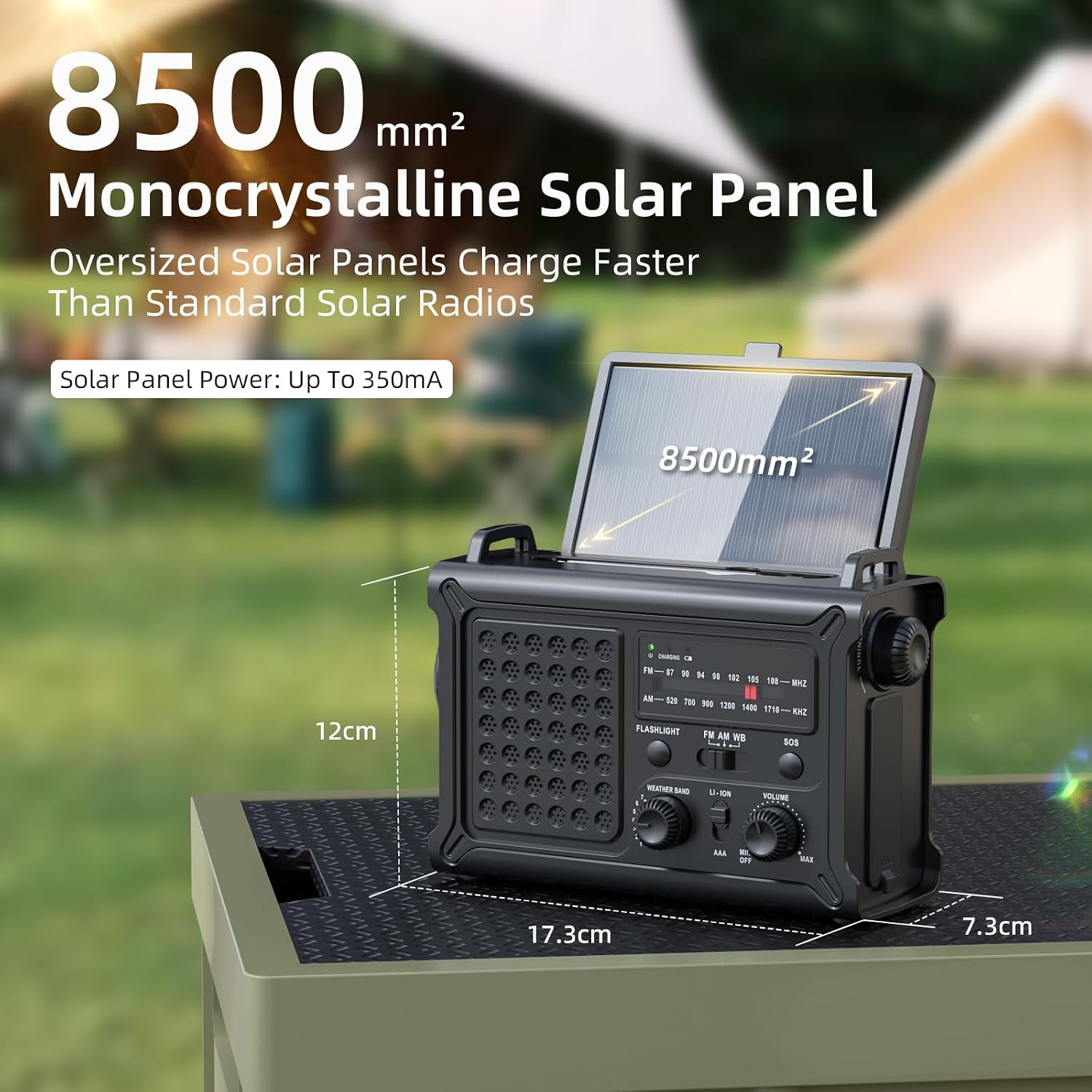 Schwarzes Solar-Radio mit ausgeklapptem Panel und Maßangaben auf grünem Tisch im Freien.