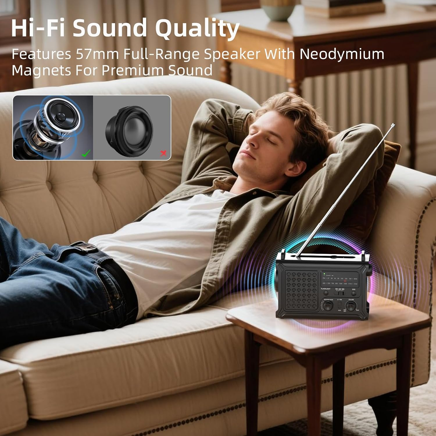 Ein Mann entspannt auf einem Sofa, während ein Radio mit gutem Klang auf dem Tisch daneben steht.