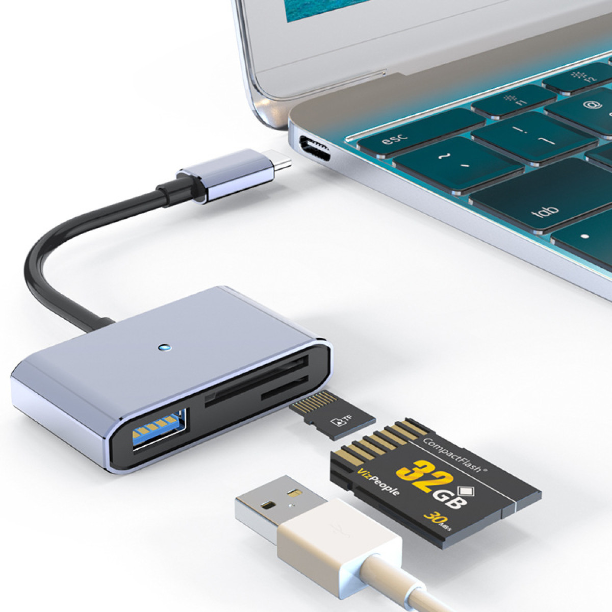 Ein silberner USB-C-Hub an einem Laptop, mit Speicherkarten und einem USB-Kabel.