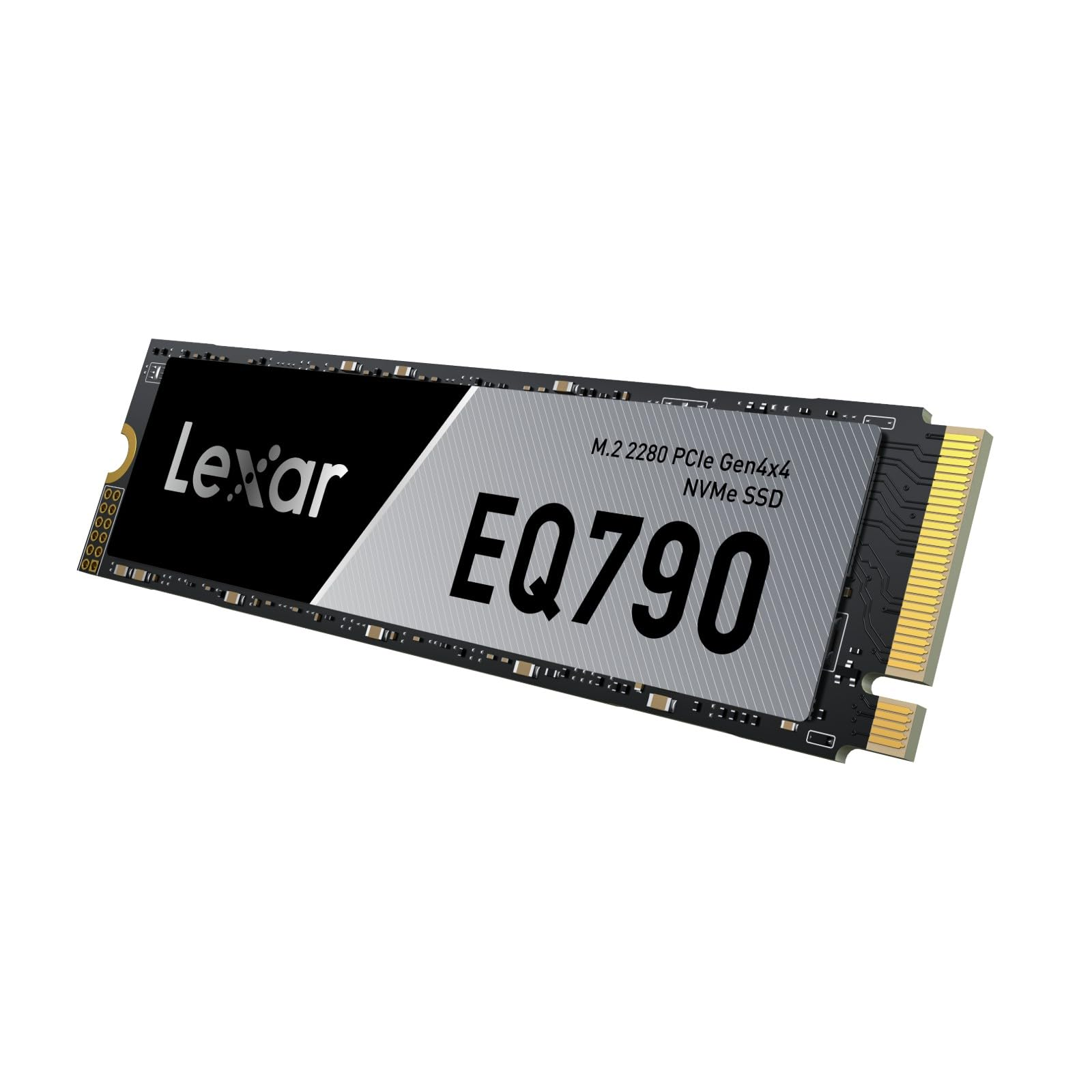 Un SSD Lexar EQ790 M.2 2280 PCIe Gen4x4 NVMe con etichetta nera e argento su sfondo bianco.