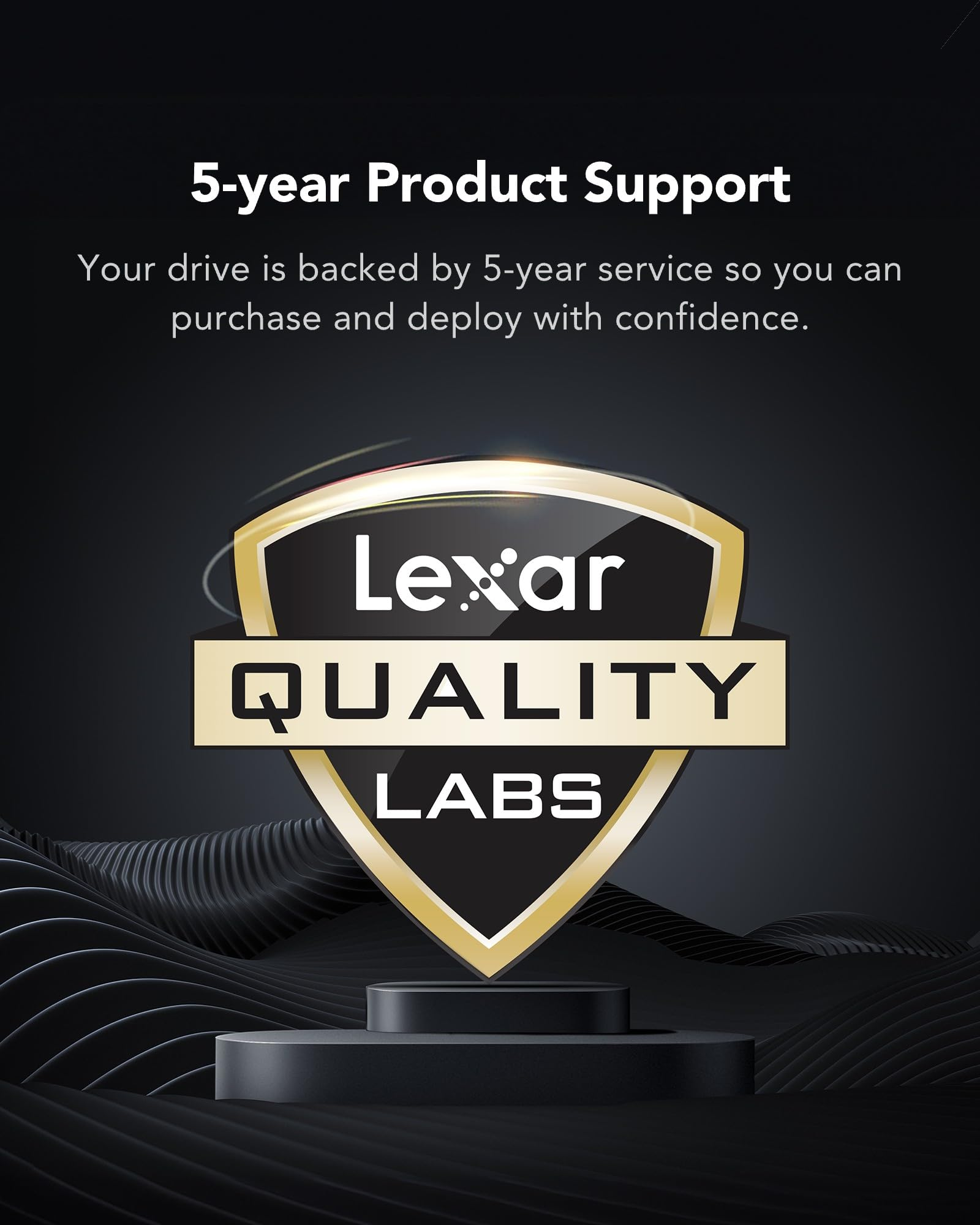 Stemma lucido dorato e nero di Lexar Quality Labs su piedistallo nero con sfondo scuro.