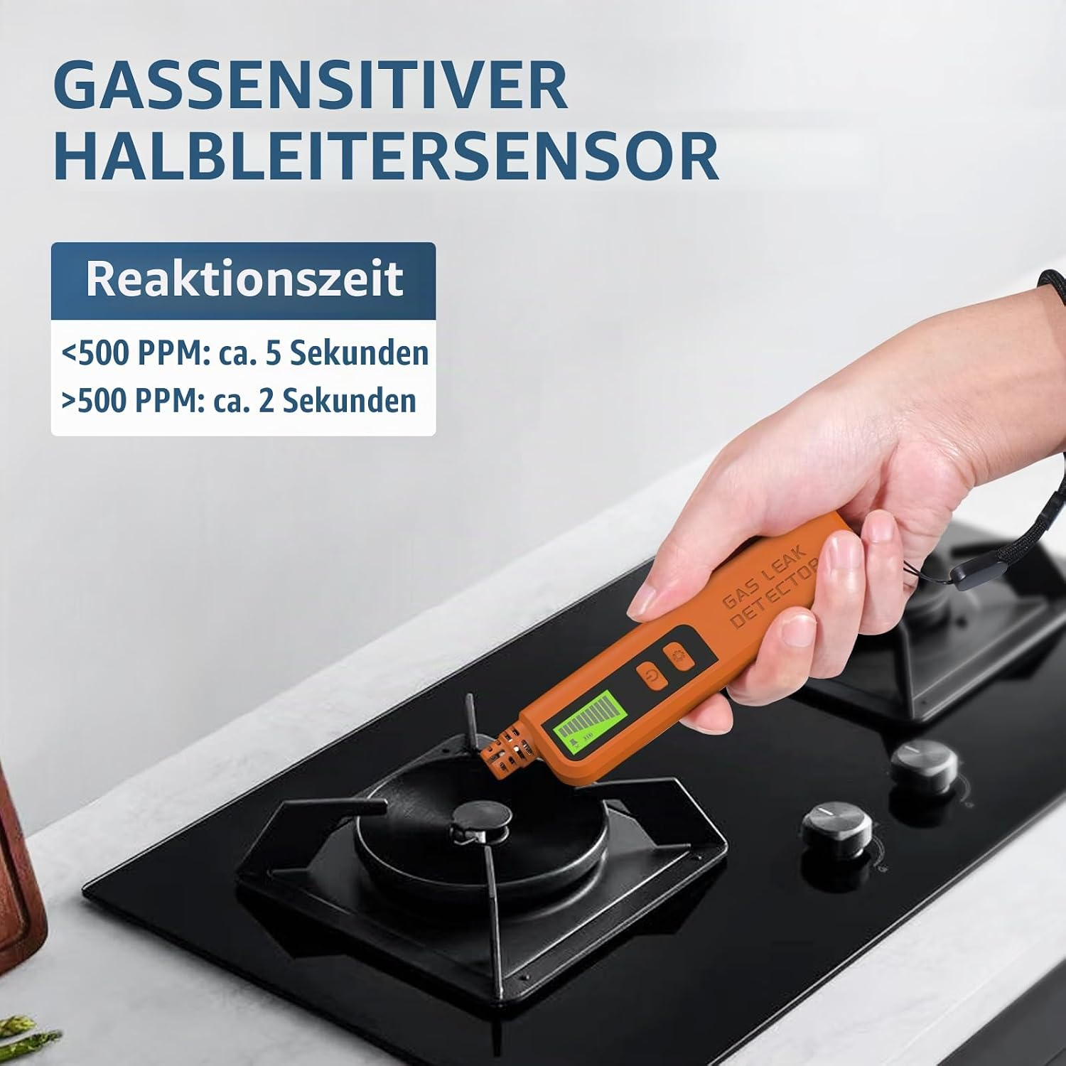 Hand hält orangen Gasdetektor über einen schwarzen Gashobel, mit Text über Reaktionszeiten.